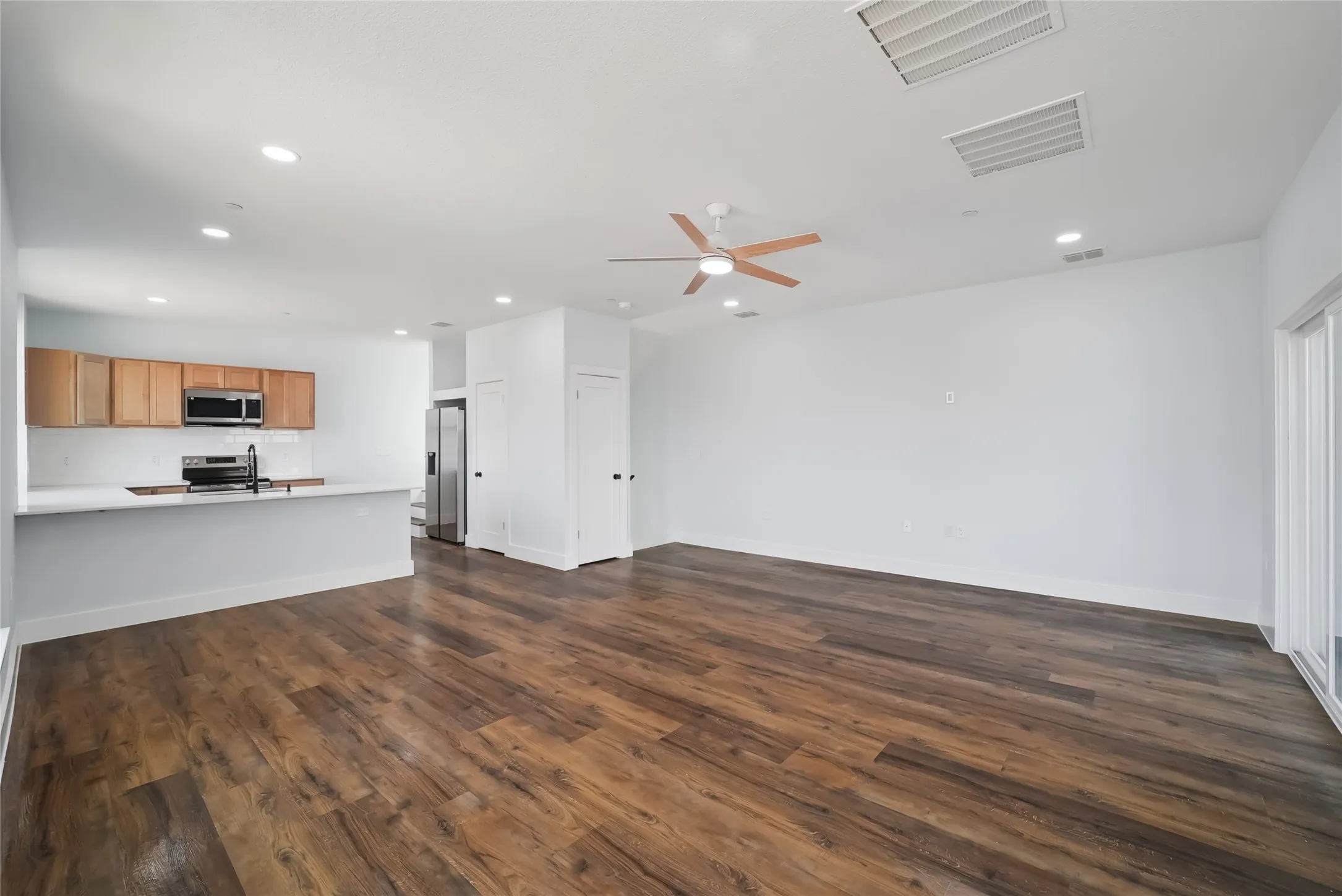 Townhouse For Rent in Denton County , 341 Bryan, Denton, Texas 76201, 3 Bedroom, 4 Bathroom, 2 Garage spaces, 1,400 Sqft, built in 2026, mls#21368836, Real Estate Agent in Denton, Homes For Rent in Denton county, Homes For Rent in Denton, Realtor in Denton Texas, Real Estate Brokerage Independent Realty Texas, Luminita Cordes Realtor
