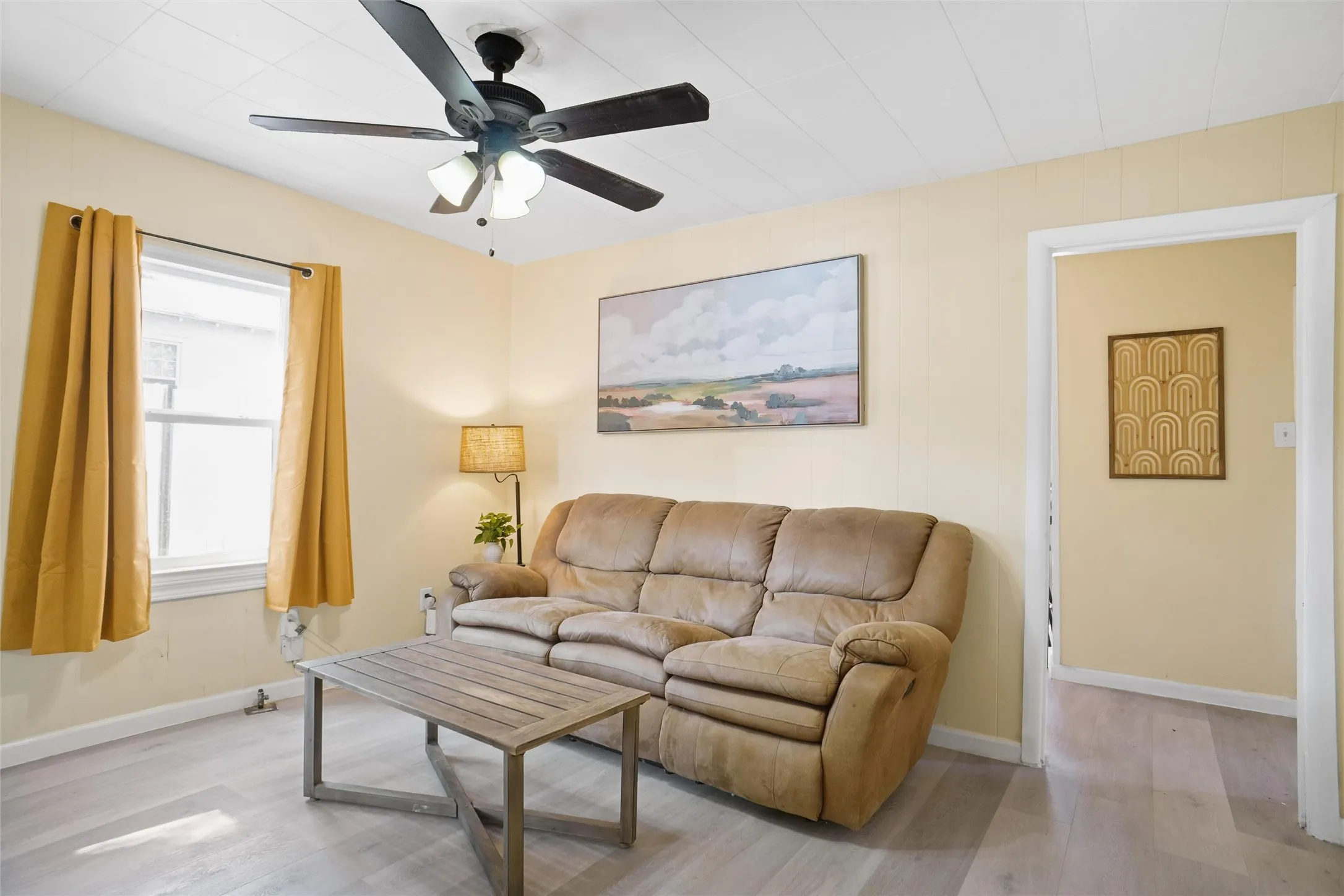 Single Family Residence For Sale in Tarrant County , 3040 Sappington Place, Fort Worth, Texas 76116, 2 Bedroom, 1 Bathroom, Garage spaces, 576 Sqft, built in 1948, mls#21368453, Real Estate Agent in Fort Worth, Homes For Sale in Tarrant county, Homes For Sale in Fort Worth, Realtor in Fort Worth Texas, Real Estate Brokerage Independent Realty Texas, Luminita Cordes Realtor