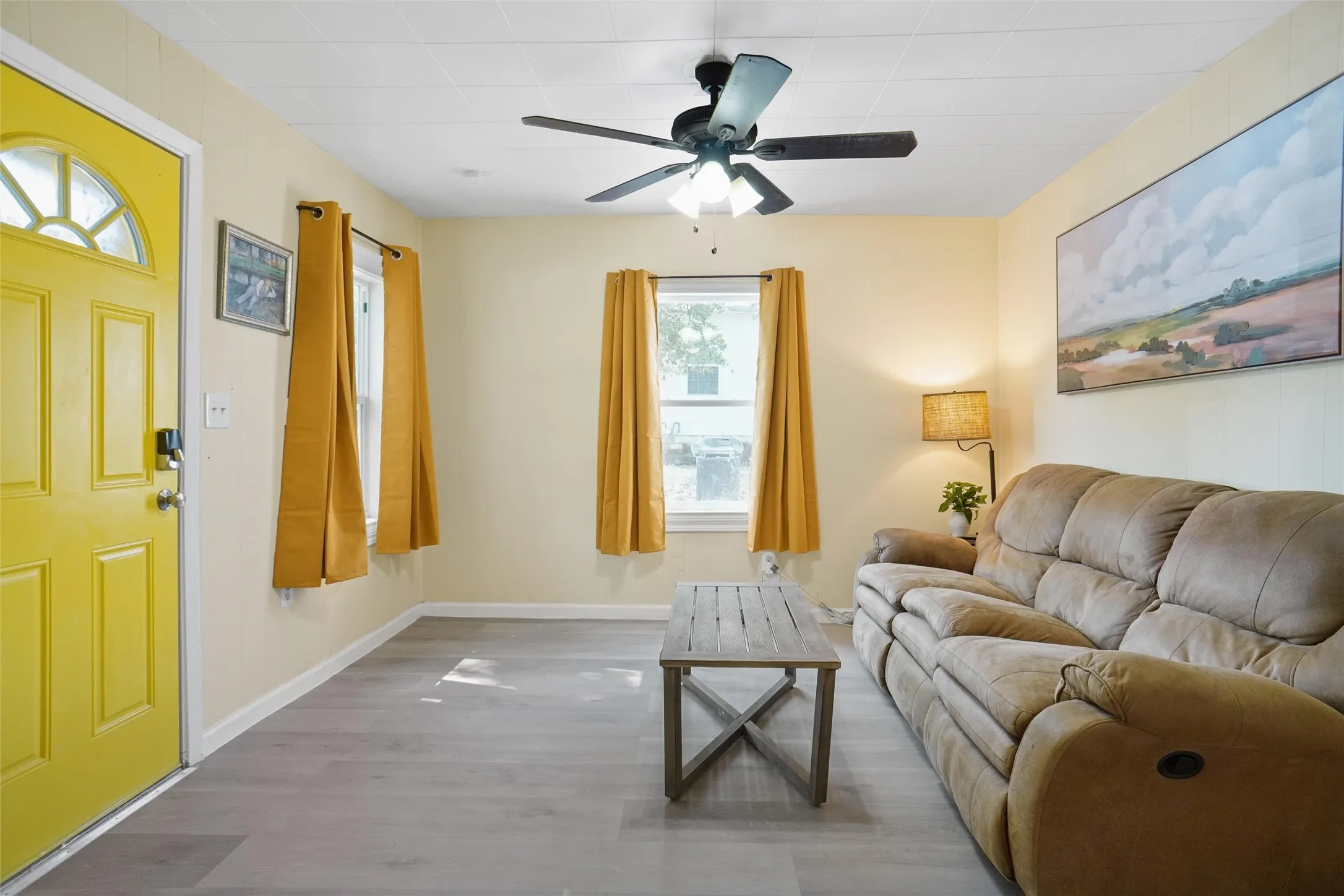 Single Family Residence For Sale in Tarrant County , 3040 Sappington Place, Fort Worth, Texas 76116, 2 Bedroom, 1 Bathroom, Garage spaces, 576 Sqft, built in 1948, mls#21368453, Real Estate Agent in Fort Worth, Homes For Sale in Tarrant county, Homes For Sale in Fort Worth, Realtor in Fort Worth Texas, Real Estate Brokerage Independent Realty Texas, Luminita Cordes Realtor