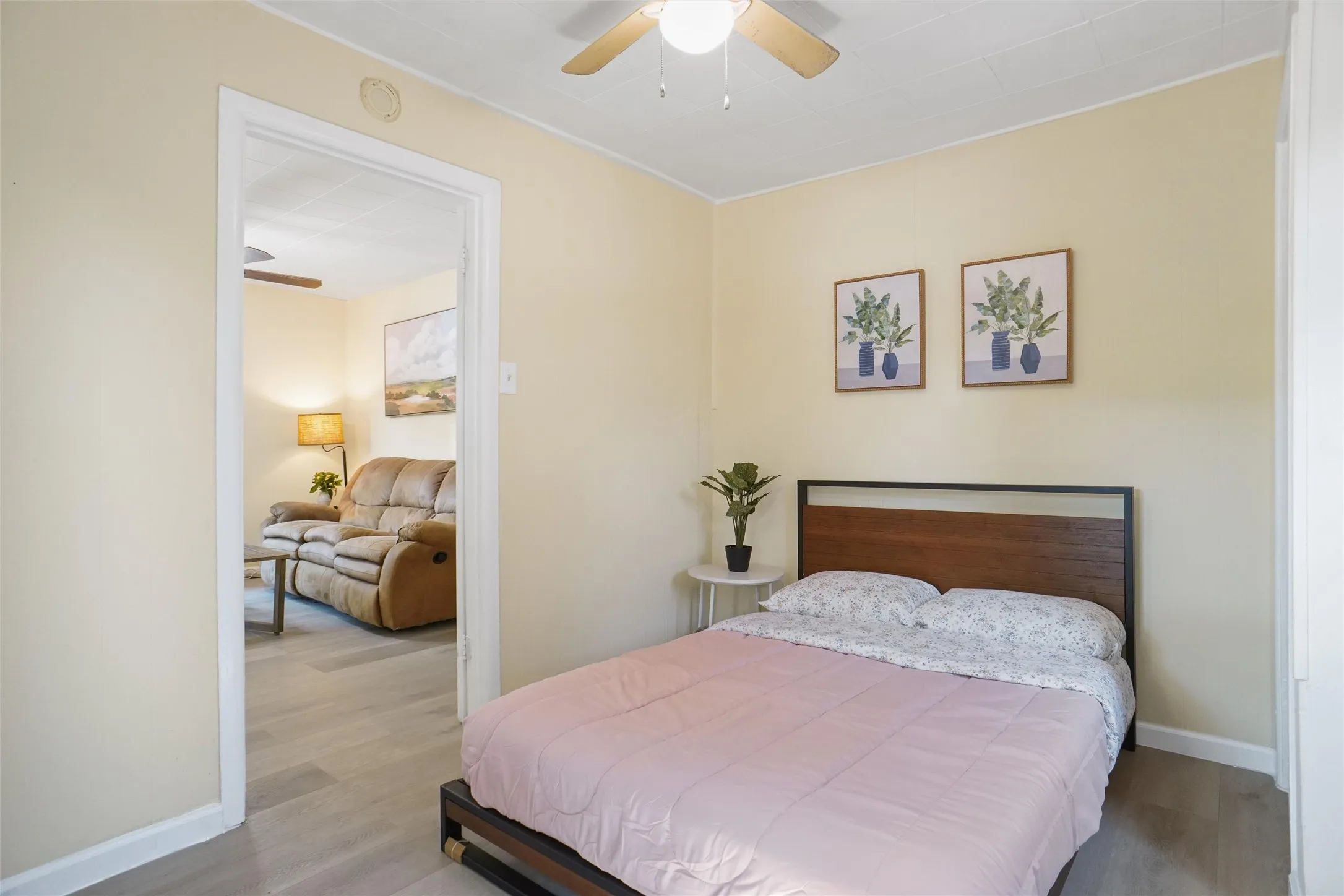 Single Family Residence For Sale in Tarrant County , 3040 Sappington Place, Fort Worth, Texas 76116, 2 Bedroom, 1 Bathroom, Garage spaces, 576 Sqft, built in 1948, mls#21368453, Real Estate Agent in Fort Worth, Homes For Sale in Tarrant county, Homes For Sale in Fort Worth, Realtor in Fort Worth Texas, Real Estate Brokerage Independent Realty Texas, Luminita Cordes Realtor