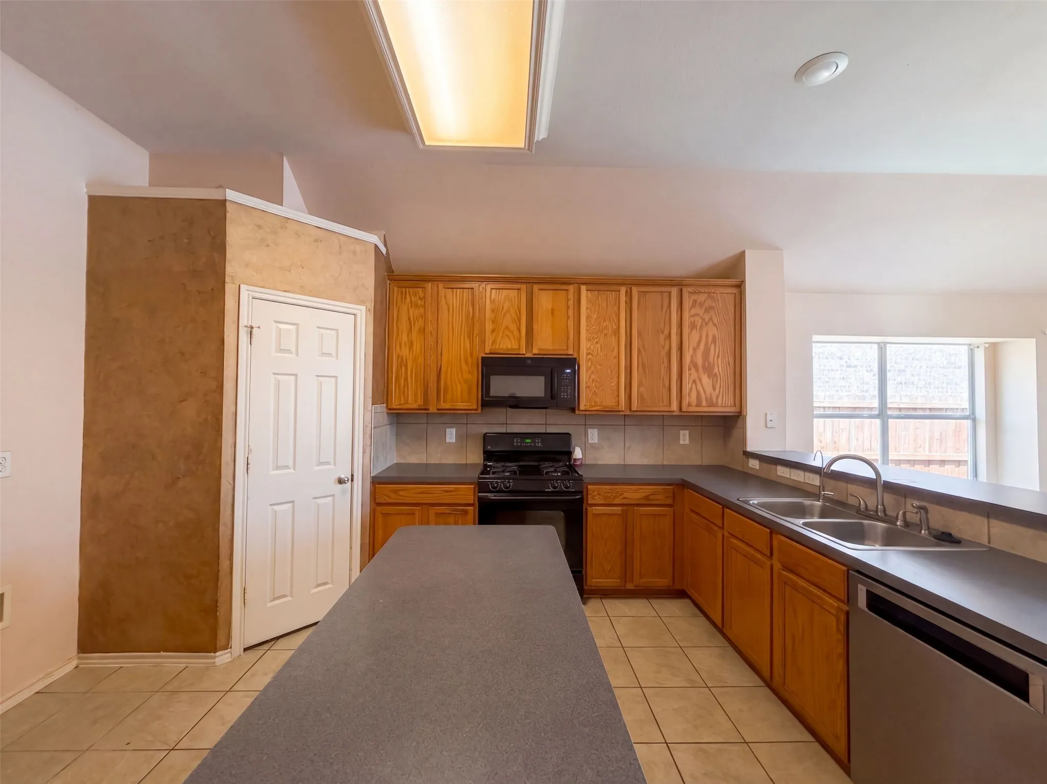 Single Family Residence For Sale in Dallas County , 1213 Whitecreek Drive, Glenn Heights, Texas 75154, 4 Bedroom, 2 Bathroom, 2 Garage spaces, 2,122 Sqft, built in 2004, mls#21369045, Real Estate Agent in Glenn Heights, Homes For Sale in Dallas county, Homes For Sale in Glenn Heights, Realtor in Glenn Heights Texas, Real Estate Brokerage Independent Realty Texas, Luminita Cordes Realtor