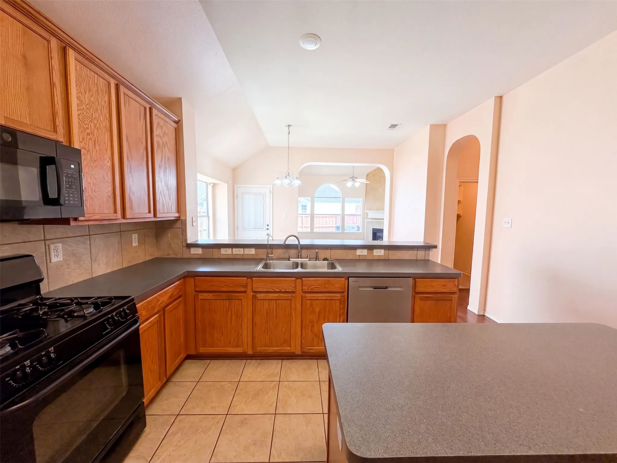 Single Family Residence For Sale in Dallas County , 1213 Whitecreek Drive, Glenn Heights, Texas 75154, 4 Bedroom, 2 Bathroom, 2 Garage spaces, 2,122 Sqft, built in 2004, mls#21369045, Real Estate Agent in Glenn Heights, Homes For Sale in Dallas county, Homes For Sale in Glenn Heights, Realtor in Glenn Heights Texas, Real Estate Brokerage Independent Realty Texas, Luminita Cordes Realtor