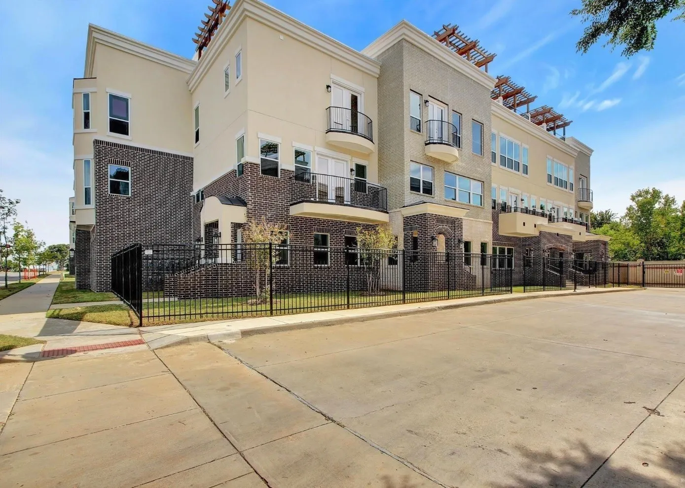 Condominium For Rent in Tarrant County , 1209 Beaconsfield Lane 502, Arlington, Texas 76011, 3 Bedroom, 4 Bathroom, 2 Garage spaces, 1,839 Sqft, built in 2018, mls#21368010, Real Estate Agent in Arlington, Homes For Rent in Tarrant county, Homes For Rent in Arlington, Realtor in Arlington Texas, Real Estate Brokerage Independent Realty Texas, Luminita Cordes Realtor