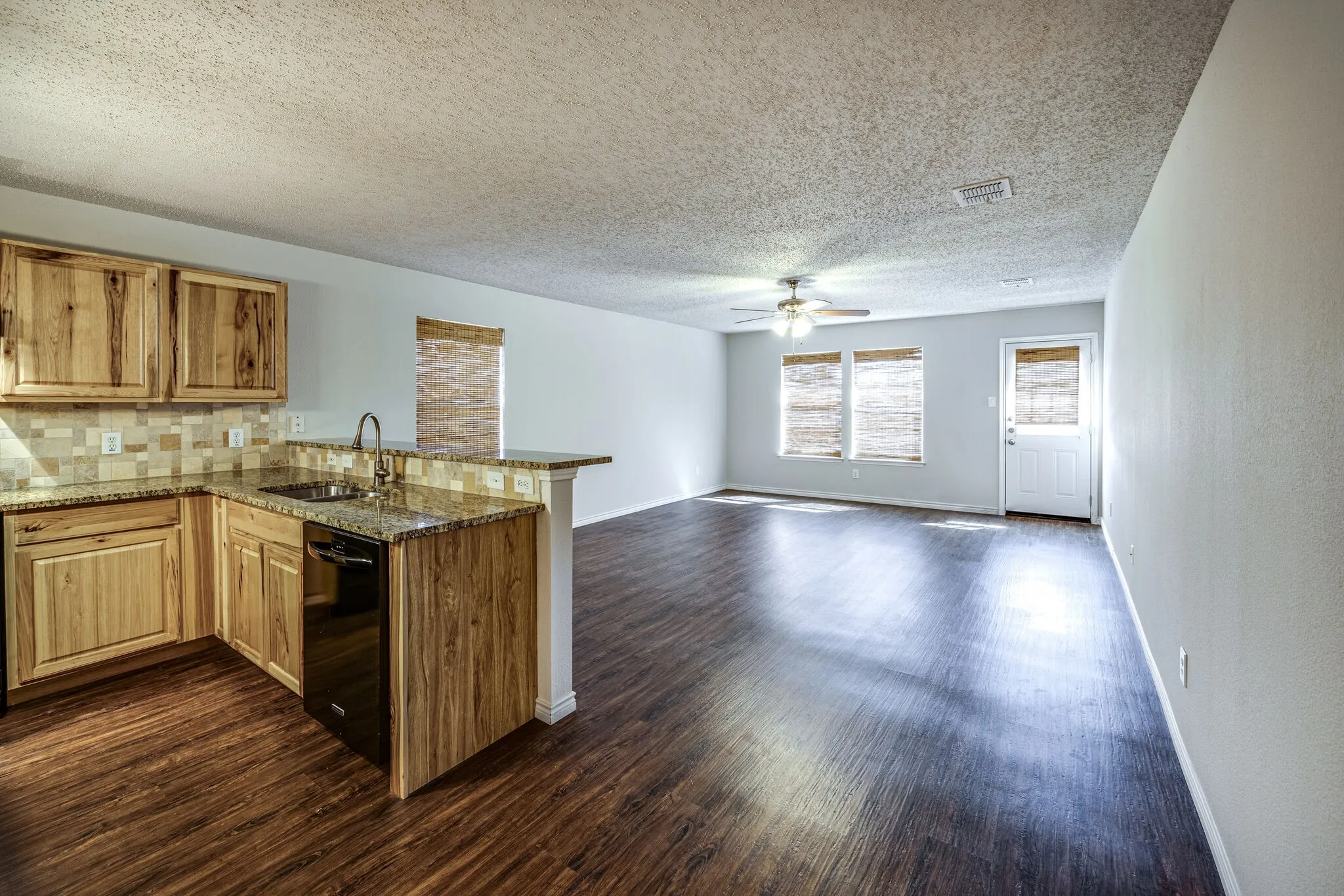 Single Family Residence For Rent in Denton County , 1561 Knottingham Drive, Little Elm, Texas 75068, 3 Bedroom, 2 Bathroom, 2 Garage spaces, 1,618 Sqft, built in 2001, mls#21369041, Real Estate Agent in Little Elm, Homes For Rent in Denton county, Homes For Rent in Little Elm, Realtor in Little Elm Texas, Real Estate Brokerage Independent Realty Texas, Luminita Cordes Realtor