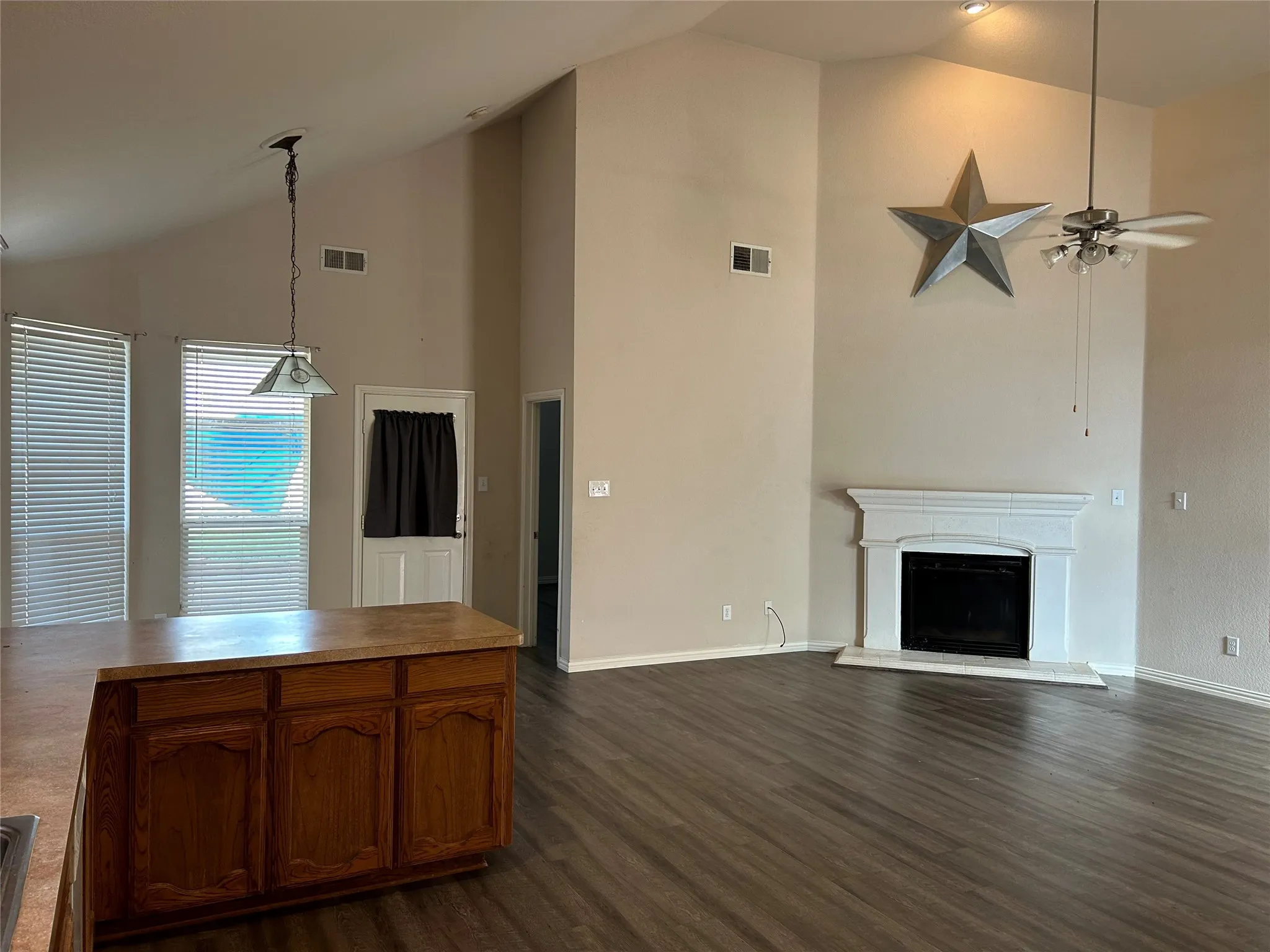 Single Family Residence For Rent in Tarrant County , 12608 Clarksburg Trail, Fort Worth, Texas 76244, 3 Bedroom, 2 Bathroom, 2 Garage spaces, 1,672 Sqft, built in 2004, mls#21363676, Real Estate Agent in Fort Worth, Homes For Rent in Tarrant county, Homes For Rent in Fort Worth, Realtor in Fort Worth Texas, Real Estate Brokerage Independent Realty Texas, Luminita Cordes Realtor