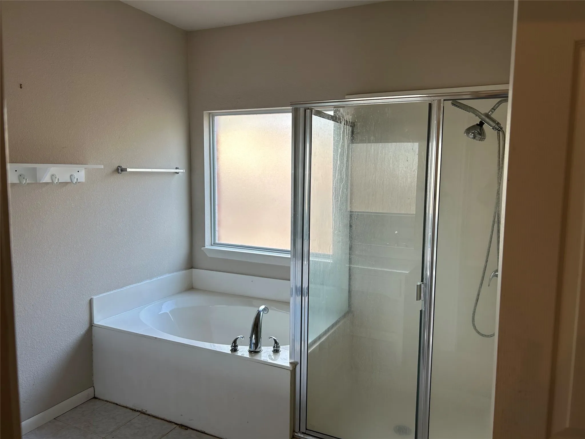 Single Family Residence For Rent in Tarrant County , 12608 Clarksburg Trail, Fort Worth, Texas 76244, 3 Bedroom, 2 Bathroom, 2 Garage spaces, 1,672 Sqft, built in 2004, mls#21363676, Real Estate Agent in Fort Worth, Homes For Rent in Tarrant county, Homes For Rent in Fort Worth, Realtor in Fort Worth Texas, Real Estate Brokerage Independent Realty Texas, Luminita Cordes Realtor