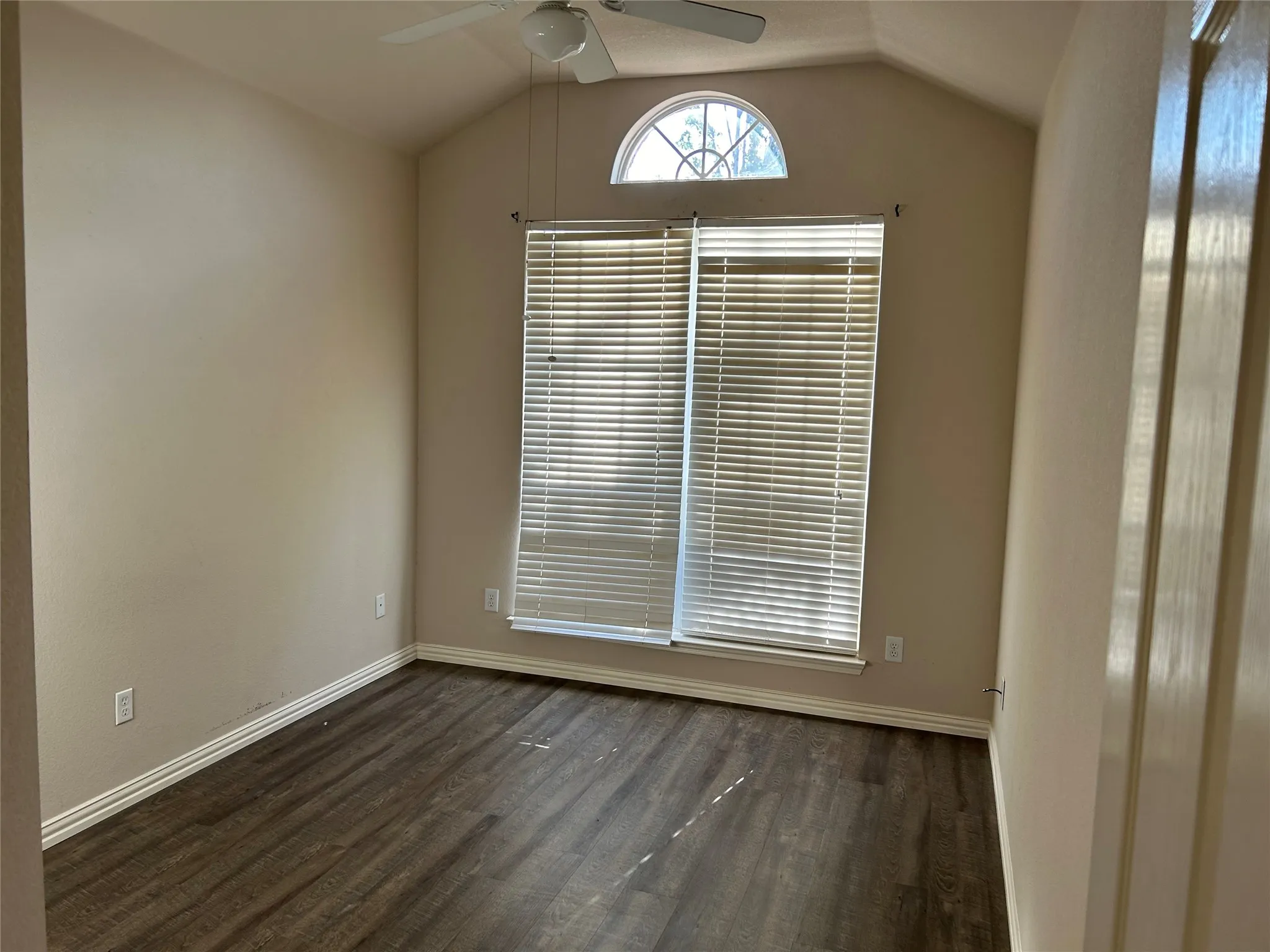 Single Family Residence For Rent in Tarrant County , 12608 Clarksburg Trail, Fort Worth, Texas 76244, 3 Bedroom, 2 Bathroom, 2 Garage spaces, 1,672 Sqft, built in 2004, mls#21363676, Real Estate Agent in Fort Worth, Homes For Rent in Tarrant county, Homes For Rent in Fort Worth, Realtor in Fort Worth Texas, Real Estate Brokerage Independent Realty Texas, Luminita Cordes Realtor