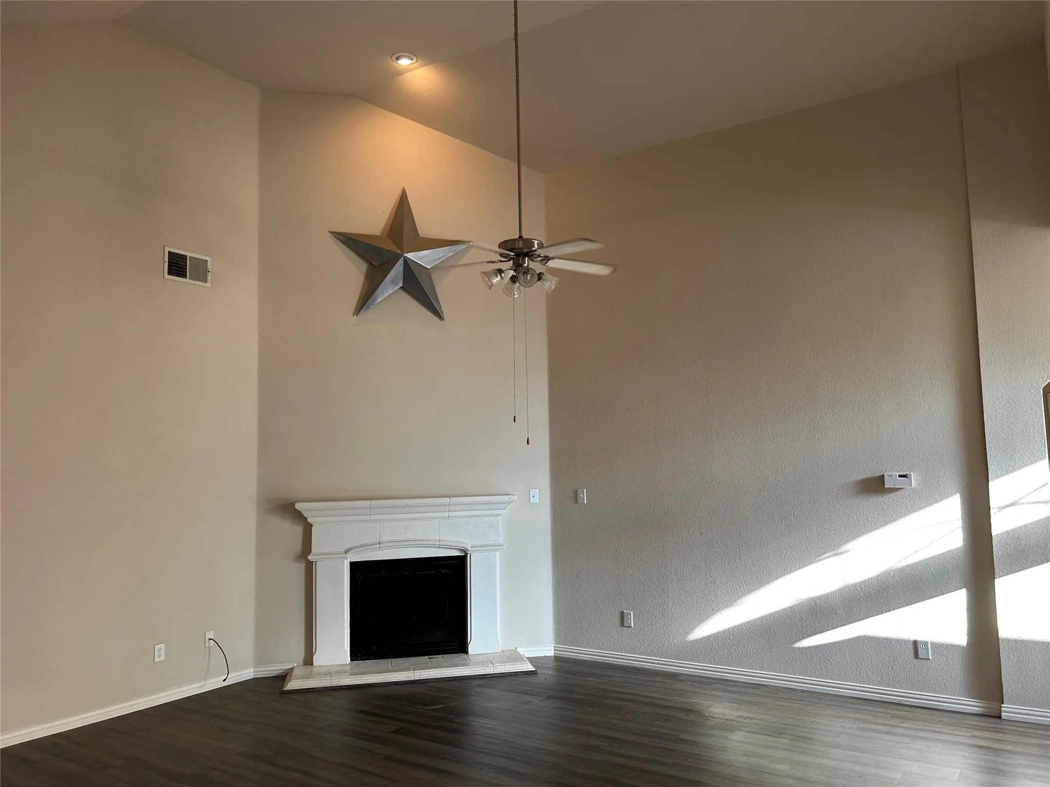 Single Family Residence For Rent in Tarrant County , 12608 Clarksburg Trail, Fort Worth, Texas 76244, 3 Bedroom, 2 Bathroom, 2 Garage spaces, 1,672 Sqft, built in 2004, mls#21363676, Real Estate Agent in Fort Worth, Homes For Rent in Tarrant county, Homes For Rent in Fort Worth, Realtor in Fort Worth Texas, Real Estate Brokerage Independent Realty Texas, Luminita Cordes Realtor