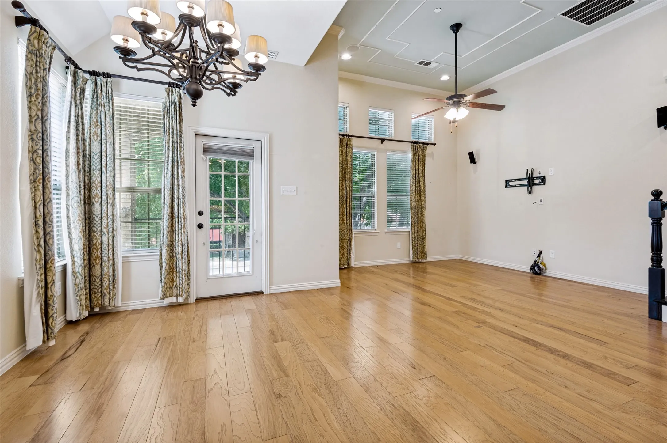 Townhouse For Sale in Dallas County , 6434 Love Drive, Irving, Texas 75039, 3 Bedroom, 4 Bathroom, 2 Garage spaces, 1,919 Sqft, built in 2010, mls#21366266, Real Estate Agent in Irving, Homes For Sale in Dallas county, Homes For Sale in Irving, Realtor in Irving Texas, Real Estate Brokerage Independent Realty Texas, Luminita Cordes Realtor