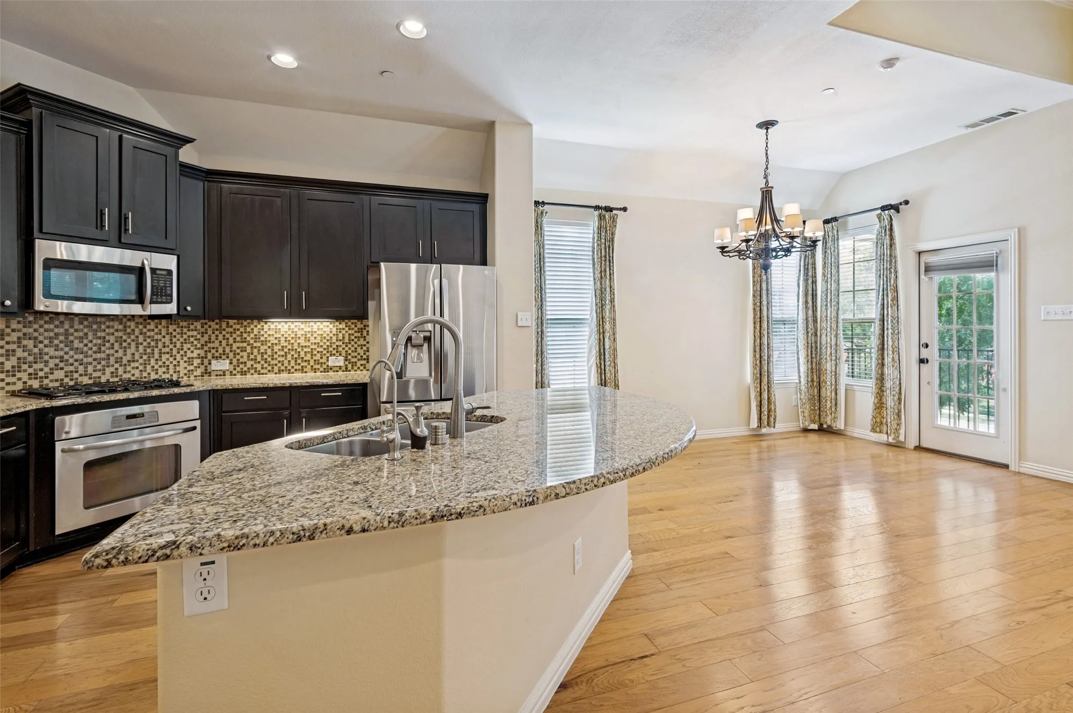 Townhouse For Sale in Dallas County , 6434 Love Drive, Irving, Texas 75039, 3 Bedroom, 4 Bathroom, 2 Garage spaces, 1,919 Sqft, built in 2010, mls#21366266, Real Estate Agent in Irving, Homes For Sale in Dallas county, Homes For Sale in Irving, Realtor in Irving Texas, Real Estate Brokerage Independent Realty Texas, Luminita Cordes Realtor