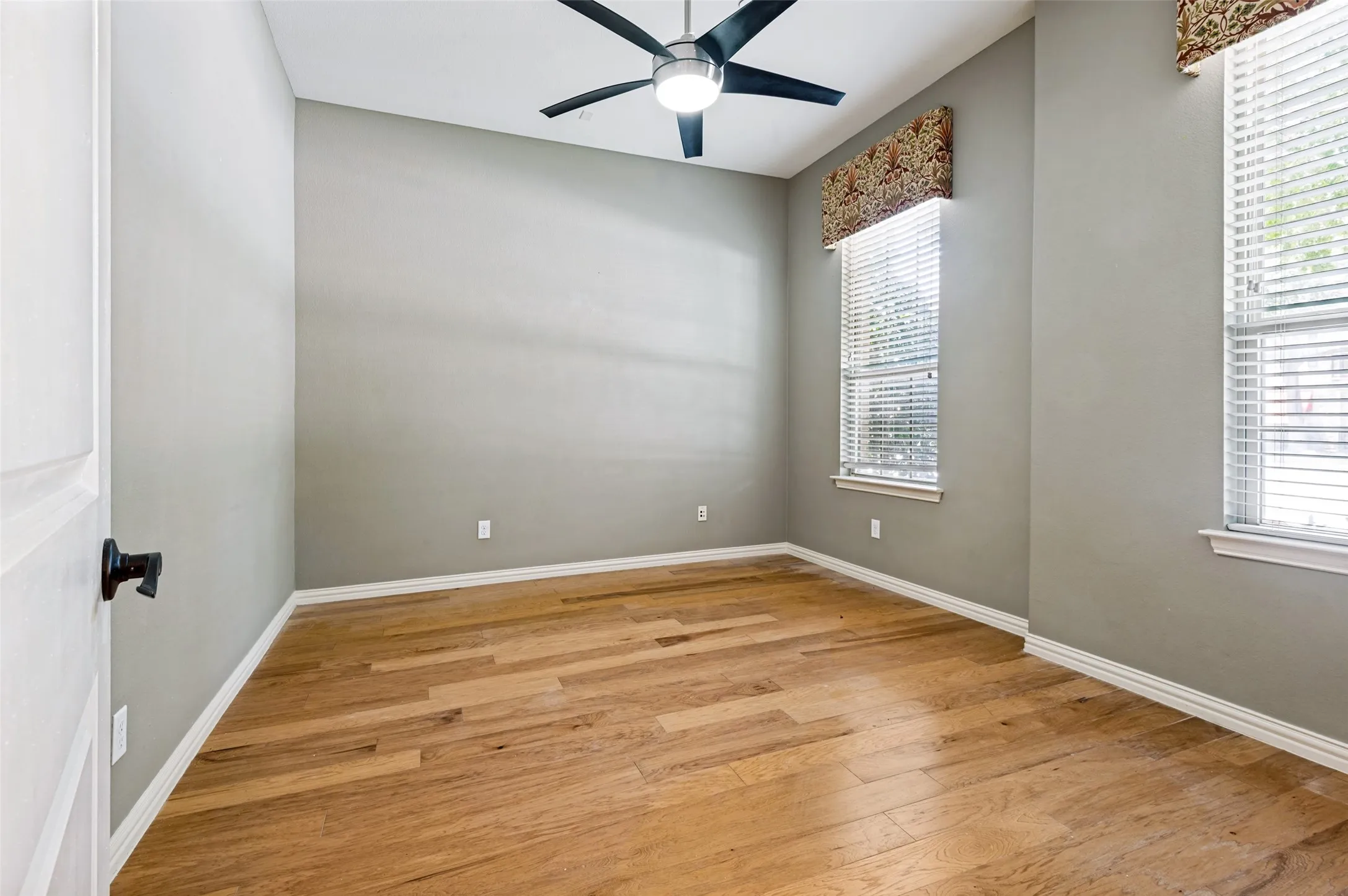 Townhouse For Sale in Dallas County , 6434 Love Drive, Irving, Texas 75039, 3 Bedroom, 4 Bathroom, 2 Garage spaces, 1,919 Sqft, built in 2010, mls#21366266, Real Estate Agent in Irving, Homes For Sale in Dallas county, Homes For Sale in Irving, Realtor in Irving Texas, Real Estate Brokerage Independent Realty Texas, Luminita Cordes Realtor