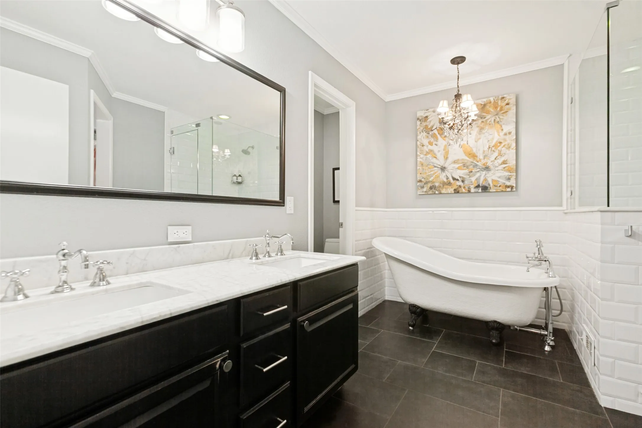 Primary bath with dual sinks and soaking tub