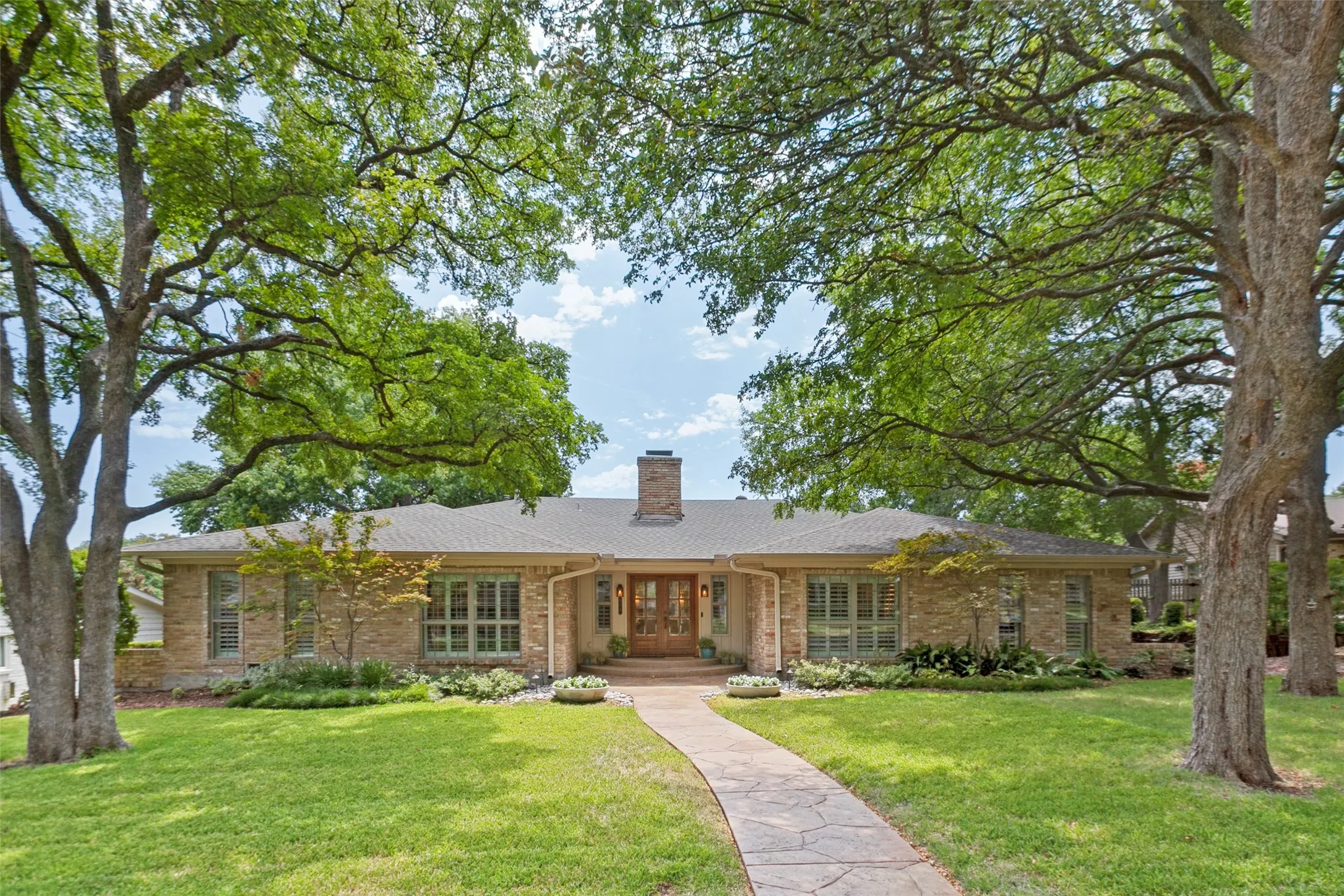 Single Family Residence For Sale in Dallas County , 313 Arborcrest Drive, Richardson, Texas 75080, 4 Bedroom, 4 Bathroom, 2 Garage spaces, 2,646 Sqft, built in 1968, mls#21364609, Real Estate Agent in Richardson, Homes For Sale in Dallas county, Homes For Sale in Richardson, Realtor in Richardson Texas, Real Estate Brokerage Independent Realty Texas, Luminita Cordes Realtor