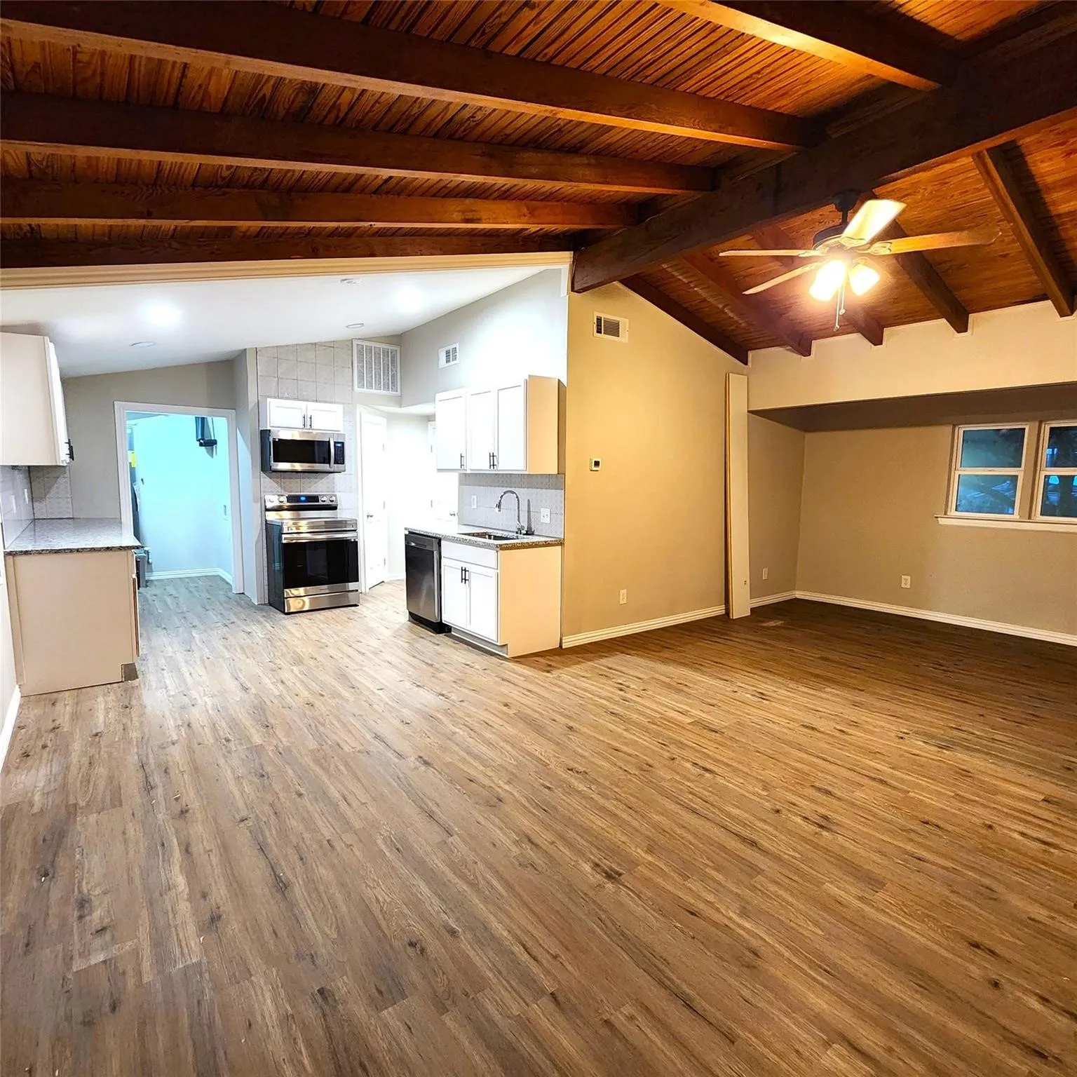 Condominium For Rent in Grayson County , 142 Andrea Street B, Pottsboro, Texas 75076, 2 Bedroom, 1 Bathroom, Garage spaces, 720 Sqft, built in 1963, mls#21368979, Real Estate Agent in Pottsboro, Homes For Rent in Grayson county, Homes For Rent in Pottsboro, Realtor in Pottsboro Texas, Real Estate Brokerage Independent Realty Texas, Luminita Cordes Realtor