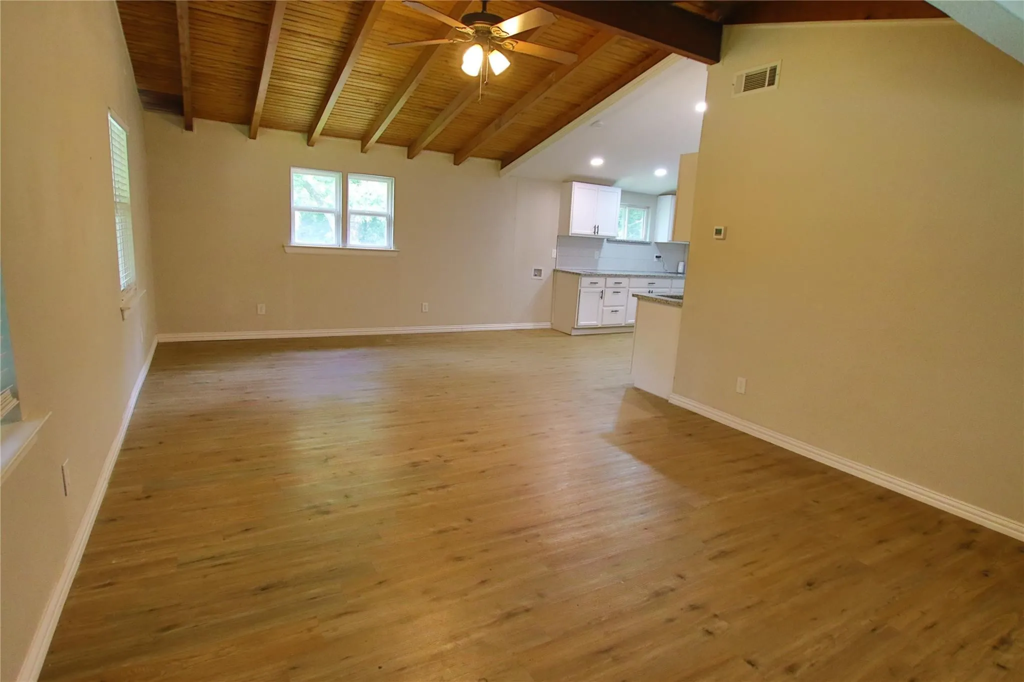 Condominium For Rent in Grayson County , 142 Andrea Street B, Pottsboro, Texas 75076, 2 Bedroom, 1 Bathroom, Garage spaces, 720 Sqft, built in 1963, mls#21368979, Real Estate Agent in Pottsboro, Homes For Rent in Grayson county, Homes For Rent in Pottsboro, Realtor in Pottsboro Texas, Real Estate Brokerage Independent Realty Texas, Luminita Cordes Realtor