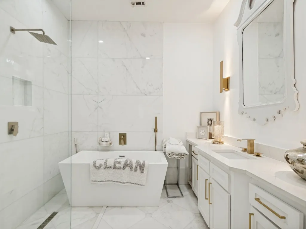 2nd Floor Salon Suite Bathroom