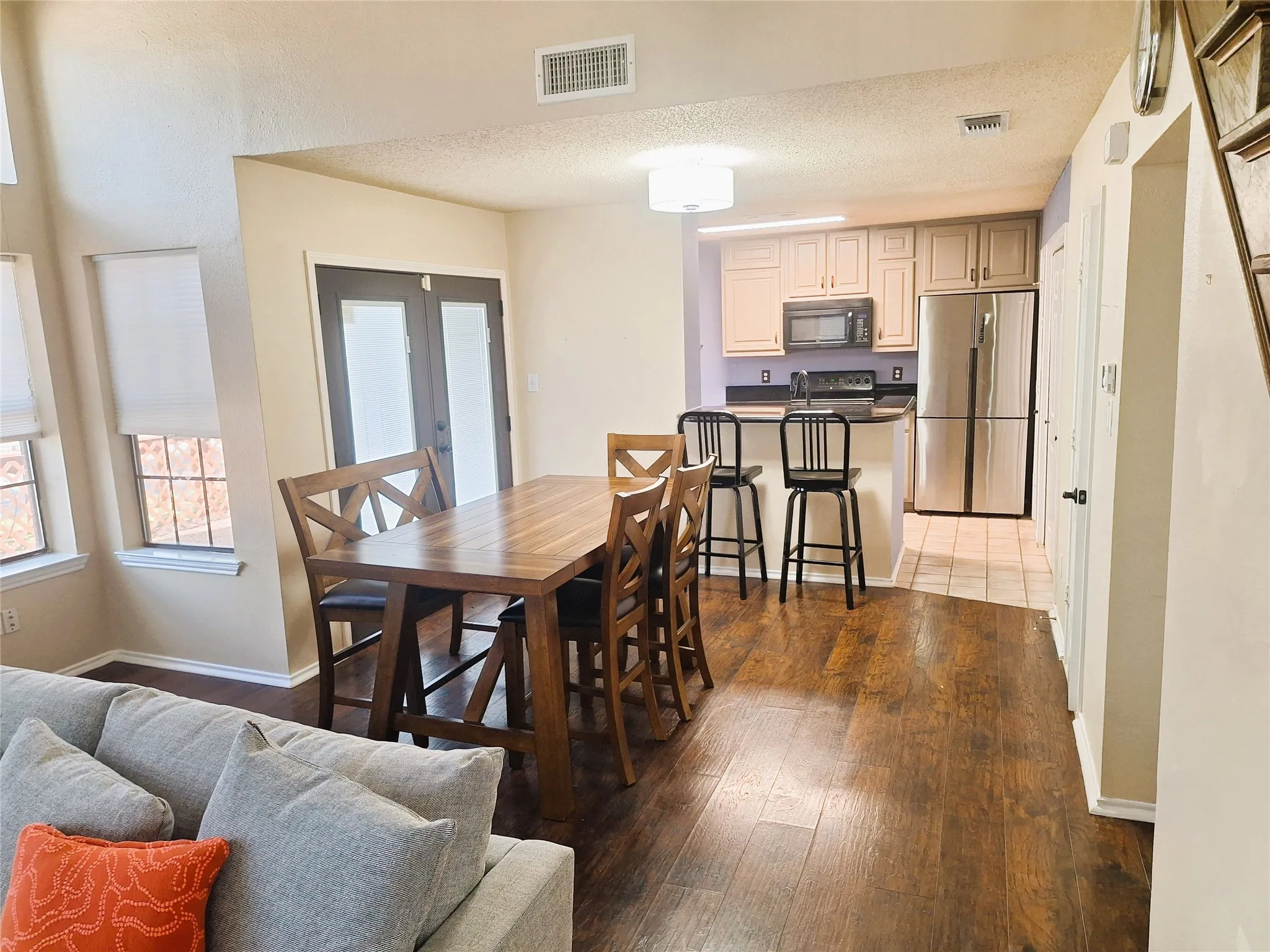 Condominium For Rent in Dallas County , 408 Santa Fe Trail 61, Irving, Texas 75063, 2 Bedroom, 3 Bathroom, 1 Garage spaces, 1,153 Sqft, built in 1986, mls#21368573, Real Estate Agent in Irving, Homes For Rent in Dallas county, Homes For Rent in Irving, Realtor in Irving Texas, Real Estate Brokerage Independent Realty Texas, Luminita Cordes Realtor