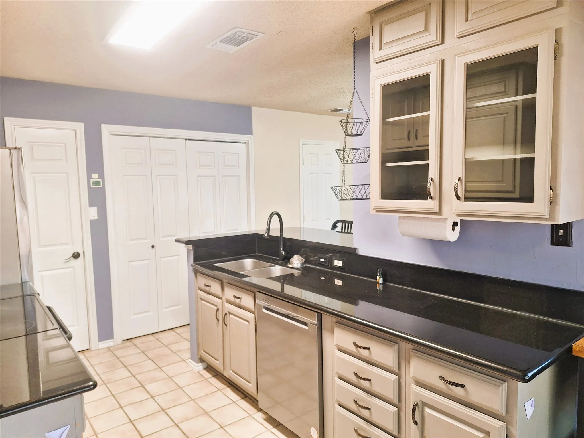 Condominium For Rent in Dallas County , 408 Santa Fe Trail 61, Irving, Texas 75063, 2 Bedroom, 3 Bathroom, 1 Garage spaces, 1,153 Sqft, built in 1986, mls#21368573, Real Estate Agent in Irving, Homes For Rent in Dallas county, Homes For Rent in Irving, Realtor in Irving Texas, Real Estate Brokerage Independent Realty Texas, Luminita Cordes Realtor