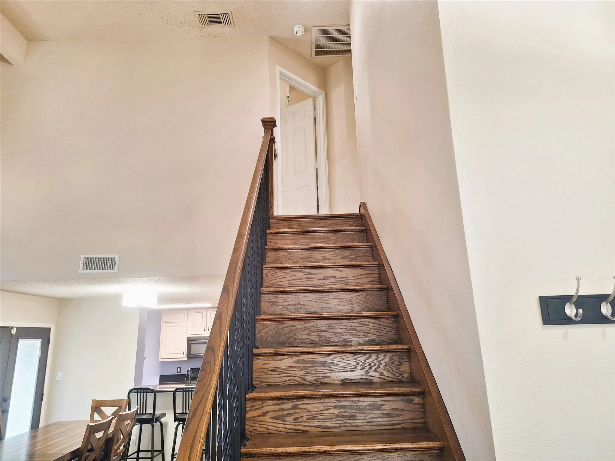 Condominium For Rent in Dallas County , 408 Santa Fe Trail 61, Irving, Texas 75063, 2 Bedroom, 3 Bathroom, 1 Garage spaces, 1,153 Sqft, built in 1986, mls#21368573, Real Estate Agent in Irving, Homes For Rent in Dallas county, Homes For Rent in Irving, Realtor in Irving Texas, Real Estate Brokerage Independent Realty Texas, Luminita Cordes Realtor