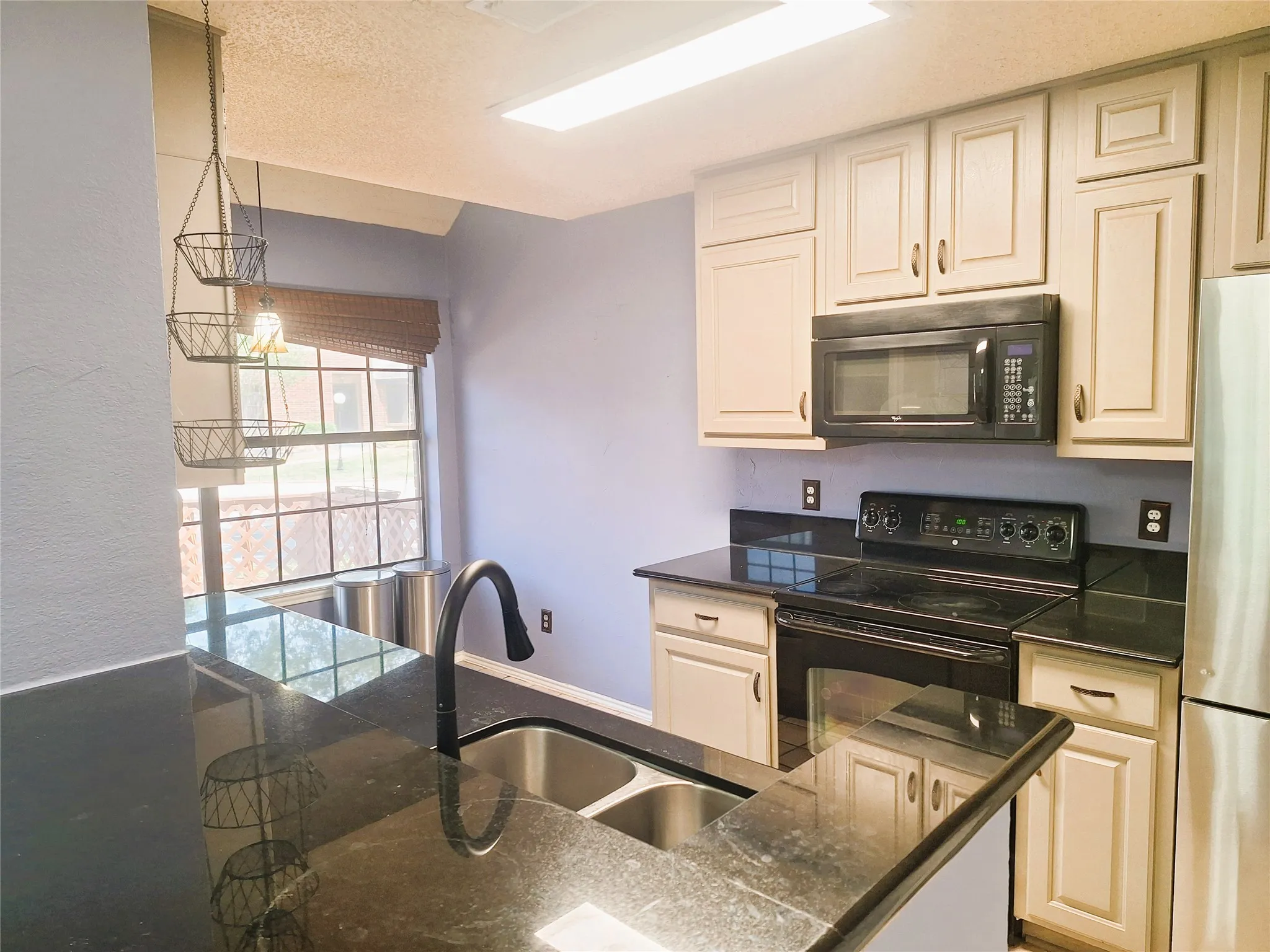 Condominium For Rent in Dallas County , 408 Santa Fe Trail 61, Irving, Texas 75063, 2 Bedroom, 3 Bathroom, 1 Garage spaces, 1,153 Sqft, built in 1986, mls#21368573, Real Estate Agent in Irving, Homes For Rent in Dallas county, Homes For Rent in Irving, Realtor in Irving Texas, Real Estate Brokerage Independent Realty Texas, Luminita Cordes Realtor