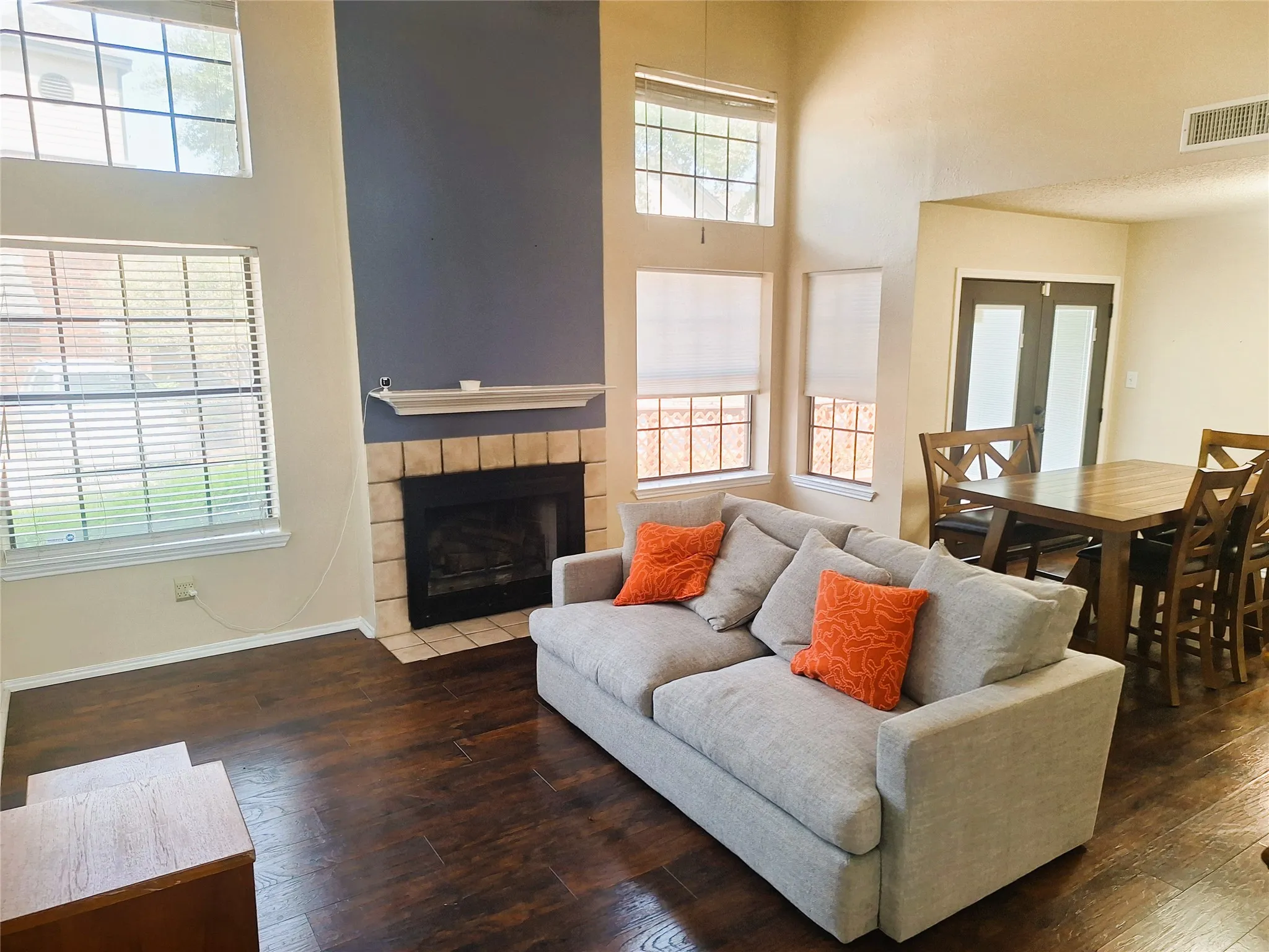Condominium For Rent in Dallas County , 408 Santa Fe Trail 61, Irving, Texas 75063, 2 Bedroom, 3 Bathroom, 1 Garage spaces, 1,153 Sqft, built in 1986, mls#21368573, Real Estate Agent in Irving, Homes For Rent in Dallas county, Homes For Rent in Irving, Realtor in Irving Texas, Real Estate Brokerage Independent Realty Texas, Luminita Cordes Realtor