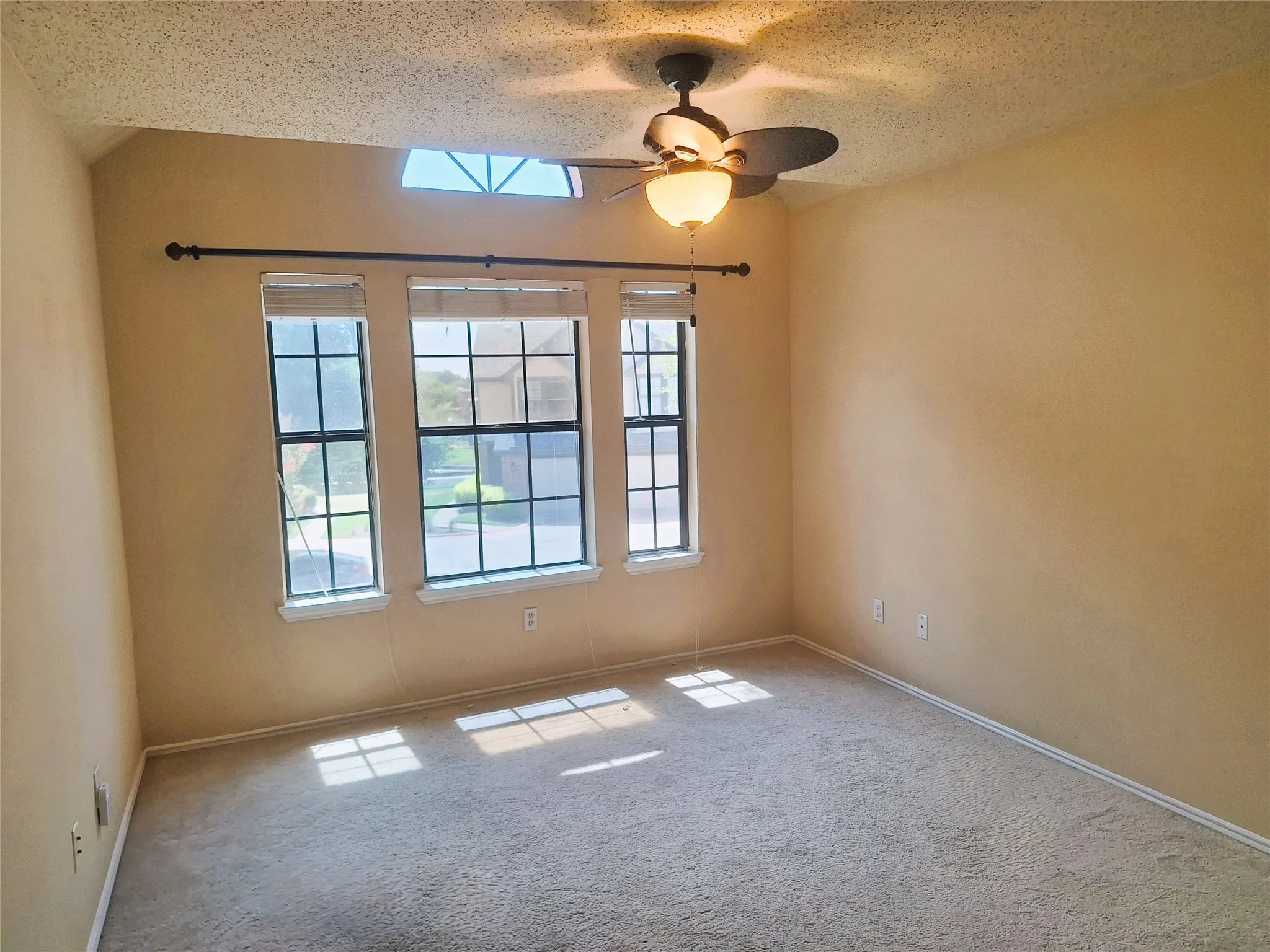 Condominium For Rent in Dallas County , 408 Santa Fe Trail 61, Irving, Texas 75063, 2 Bedroom, 3 Bathroom, 1 Garage spaces, 1,153 Sqft, built in 1986, mls#21368573, Real Estate Agent in Irving, Homes For Rent in Dallas county, Homes For Rent in Irving, Realtor in Irving Texas, Real Estate Brokerage Independent Realty Texas, Luminita Cordes Realtor