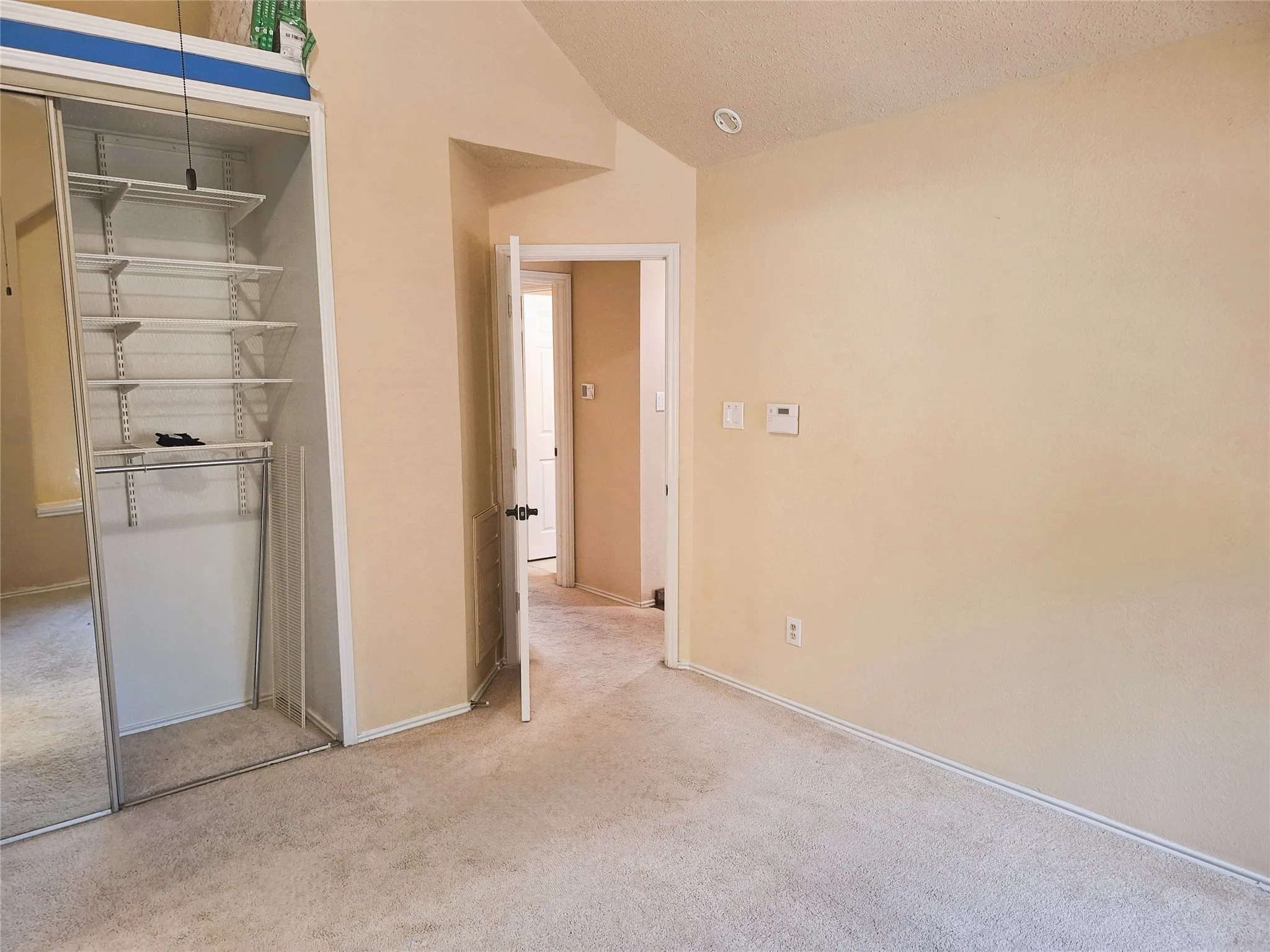 Condominium For Rent in Dallas County , 408 Santa Fe Trail 61, Irving, Texas 75063, 2 Bedroom, 3 Bathroom, 1 Garage spaces, 1,153 Sqft, built in 1986, mls#21368573, Real Estate Agent in Irving, Homes For Rent in Dallas county, Homes For Rent in Irving, Realtor in Irving Texas, Real Estate Brokerage Independent Realty Texas, Luminita Cordes Realtor