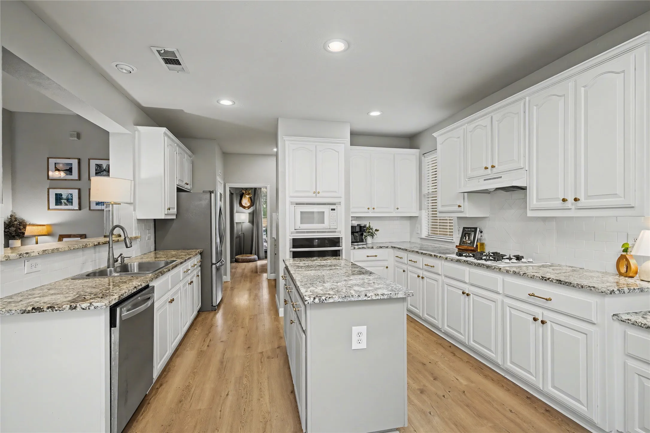 Single Family Residence For Sale in Tarrant County , 1818 Falcon Drive, Keller, Texas 76248, 4 Bedroom, 4 Bathroom, 3 Garage spaces, 2,951 Sqft, built in 1999, mls#21368994, Real Estate Agent in Keller, Homes For Sale in Tarrant county, Homes For Sale in Keller, Realtor in Keller Texas, Real Estate Brokerage Independent Realty Texas, Luminita Cordes Realtor