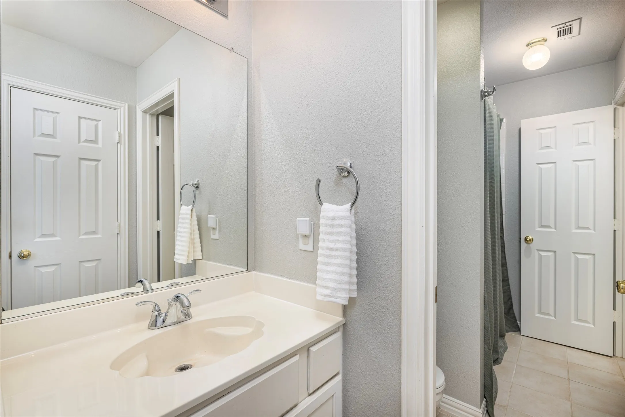 Single Family Residence For Sale in Tarrant County , 1818 Falcon Drive, Keller, Texas 76248, 4 Bedroom, 4 Bathroom, 3 Garage spaces, 2,951 Sqft, built in 1999, mls#21368994, Real Estate Agent in Keller, Homes For Sale in Tarrant county, Homes For Sale in Keller, Realtor in Keller Texas, Real Estate Brokerage Independent Realty Texas, Luminita Cordes Realtor