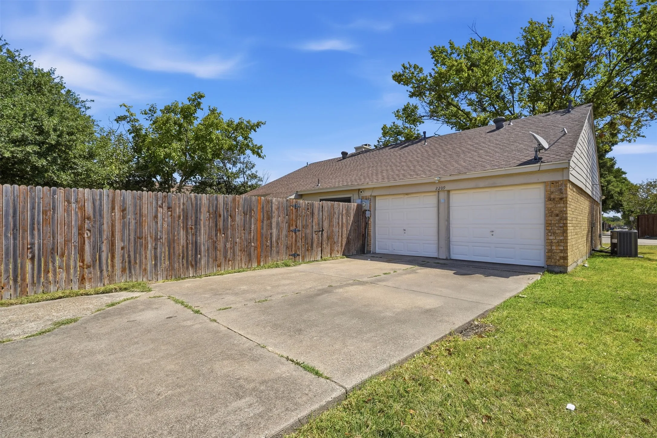 Single Family Residence For Sale in Dallas County , 2209 Salerno Drive, Mesquite, Texas 75150, 3 Bedroom, 2 Bathroom, 2 Garage spaces, 1,512 Sqft, built in 1982, mls#21369105, Real Estate Agent in Mesquite, Homes For Sale in Dallas county, Homes For Sale in Mesquite, Realtor in Mesquite Texas, Real Estate Brokerage Independent Realty Texas, Luminita Cordes Realtor