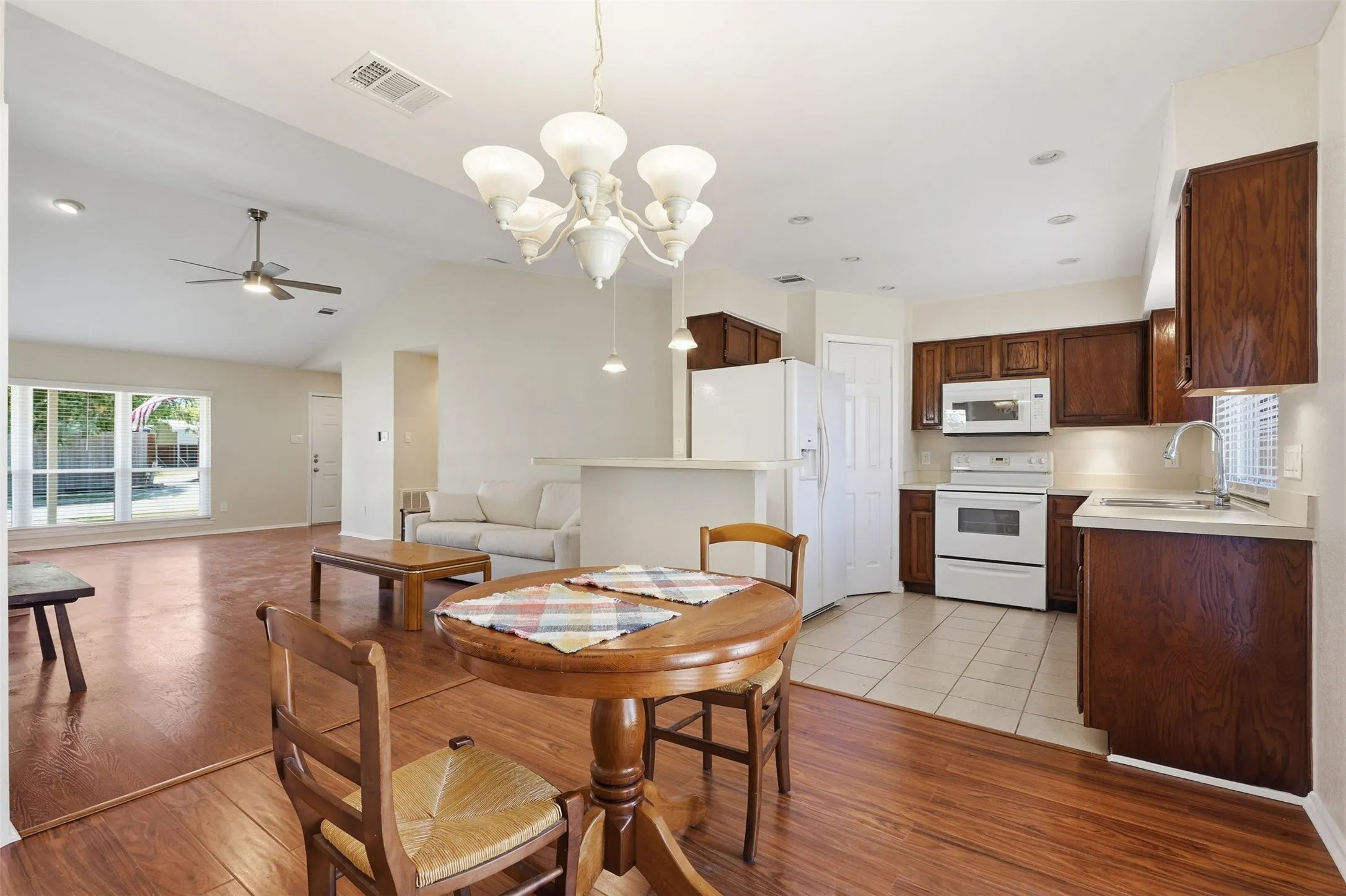 Single Family Residence For Sale in Dallas County , 2209 Salerno Drive, Mesquite, Texas 75150, 3 Bedroom, 2 Bathroom, 2 Garage spaces, 1,512 Sqft, built in 1982, mls#21369105, Real Estate Agent in Mesquite, Homes For Sale in Dallas county, Homes For Sale in Mesquite, Realtor in Mesquite Texas, Real Estate Brokerage Independent Realty Texas, Luminita Cordes Realtor