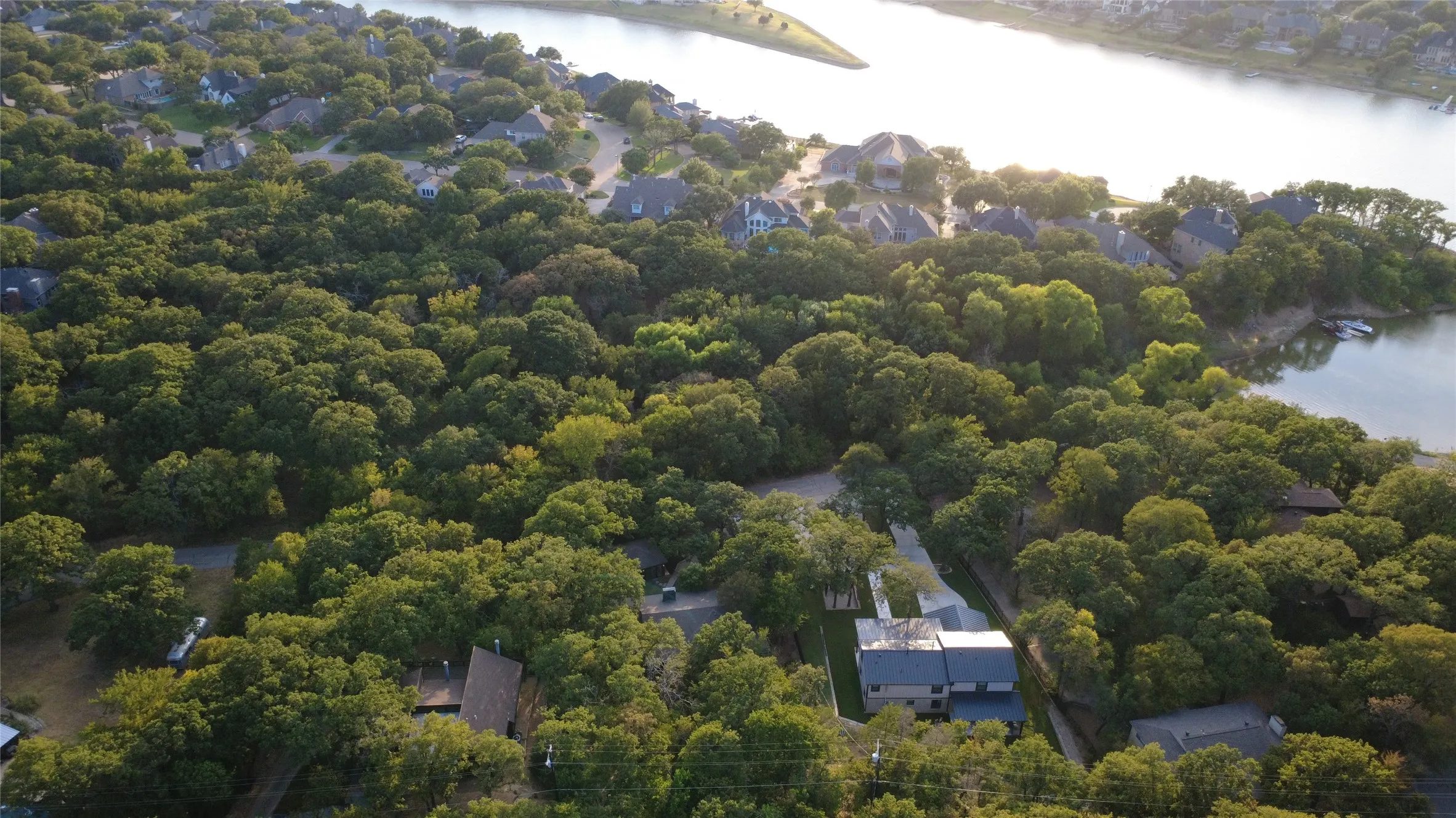 Single Family Residence For Sale in Denton County , 341 Scenic Drive, Highland Village, Texas 75077, 3 Bedroom, 3 Bathroom, Garage spaces, 2,108 Sqft, built in 1979, mls#21368554, Real Estate Agent in Highland Village, Homes For Sale in Denton county, Homes For Sale in Highland Village, Realtor in Highland Village Texas, Real Estate Brokerage Independent Realty Texas, Luminita Cordes Realtor