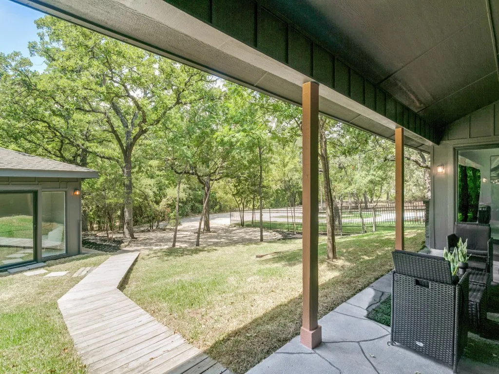 Single Family Residence For Sale in Denton County , 341 Scenic Drive, Highland Village, Texas 75077, 3 Bedroom, 3 Bathroom, Garage spaces, 2,108 Sqft, built in 1979, mls#21368554, Real Estate Agent in Highland Village, Homes For Sale in Denton county, Homes For Sale in Highland Village, Realtor in Highland Village Texas, Real Estate Brokerage Independent Realty Texas, Luminita Cordes Realtor