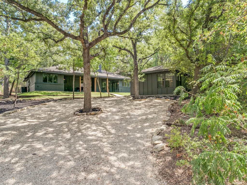 Single Family Residence For Sale in Denton County , 341 Scenic Drive, Highland Village, Texas 75077, 3 Bedroom, 3 Bathroom, Garage spaces, 2,108 Sqft, built in 1979, mls#21368554, Real Estate Agent in Highland Village, Homes For Sale in Denton county, Homes For Sale in Highland Village, Realtor in Highland Village Texas, Real Estate Brokerage Independent Realty Texas, Luminita Cordes Realtor