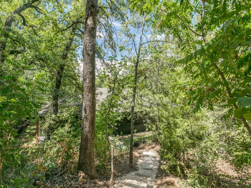 Single Family Residence For Sale in Denton County , 341 Scenic Drive, Highland Village, Texas 75077, 3 Bedroom, 3 Bathroom, Garage spaces, 2,108 Sqft, built in 1979, mls#21368554, Real Estate Agent in Highland Village, Homes For Sale in Denton county, Homes For Sale in Highland Village, Realtor in Highland Village Texas, Real Estate Brokerage Independent Realty Texas, Luminita Cordes Realtor