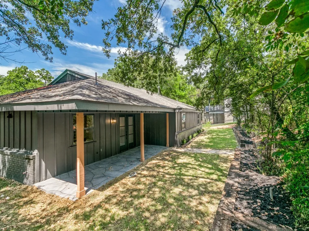 Single Family Residence For Sale in Denton County , 341 Scenic Drive, Highland Village, Texas 75077, 3 Bedroom, 3 Bathroom, Garage spaces, 2,108 Sqft, built in 1979, mls#21368554, Real Estate Agent in Highland Village, Homes For Sale in Denton county, Homes For Sale in Highland Village, Realtor in Highland Village Texas, Real Estate Brokerage Independent Realty Texas, Luminita Cordes Realtor