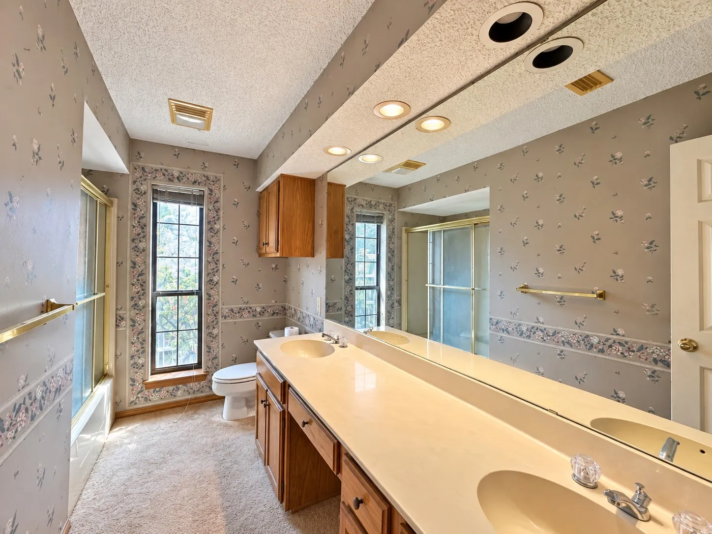 Double vanity with integrated sinks and expansive mirror