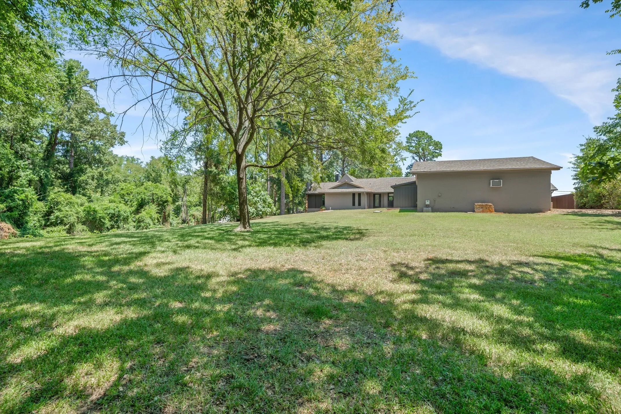 Single Family Residence For Sale in Smith County , 1428 Lakeshore Drive, Hideaway, Texas 75771, 4 Bedroom, 4 Bathroom, 3 Garage spaces, 3,120 Sqft, built in 1976, mls#21350380, Real Estate Agent in Hideaway, Homes For Sale in Smith county, Homes For Sale in Hideaway, Realtor in Hideaway Texas, Real Estate Brokerage Independent Realty Texas, Luminita Cordes Realtor