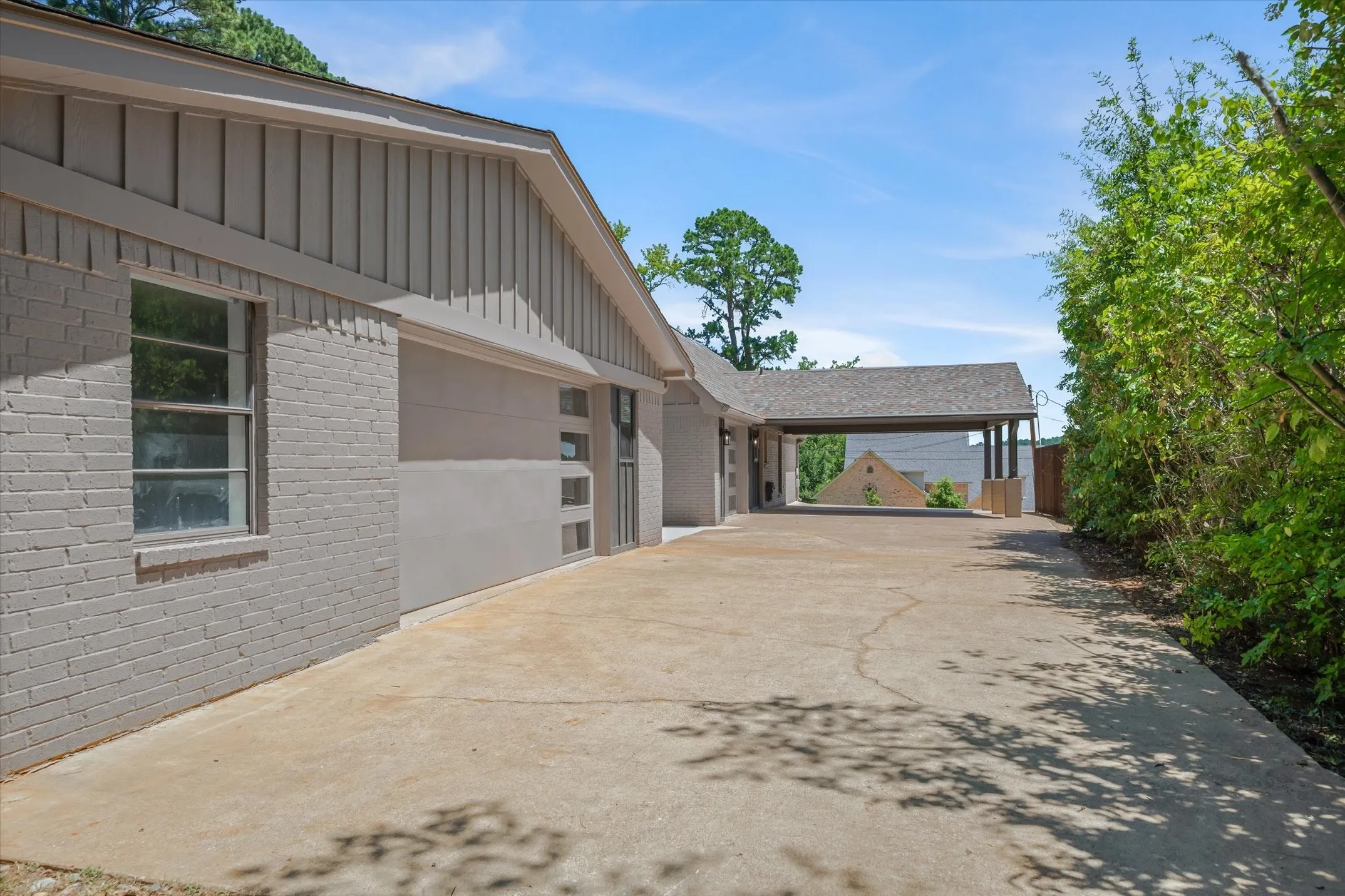 Single Family Residence For Sale in Smith County , 1428 Lakeshore Drive, Hideaway, Texas 75771, 4 Bedroom, 4 Bathroom, 3 Garage spaces, 3,120 Sqft, built in 1976, mls#21350380, Real Estate Agent in Hideaway, Homes For Sale in Smith county, Homes For Sale in Hideaway, Realtor in Hideaway Texas, Real Estate Brokerage Independent Realty Texas, Luminita Cordes Realtor