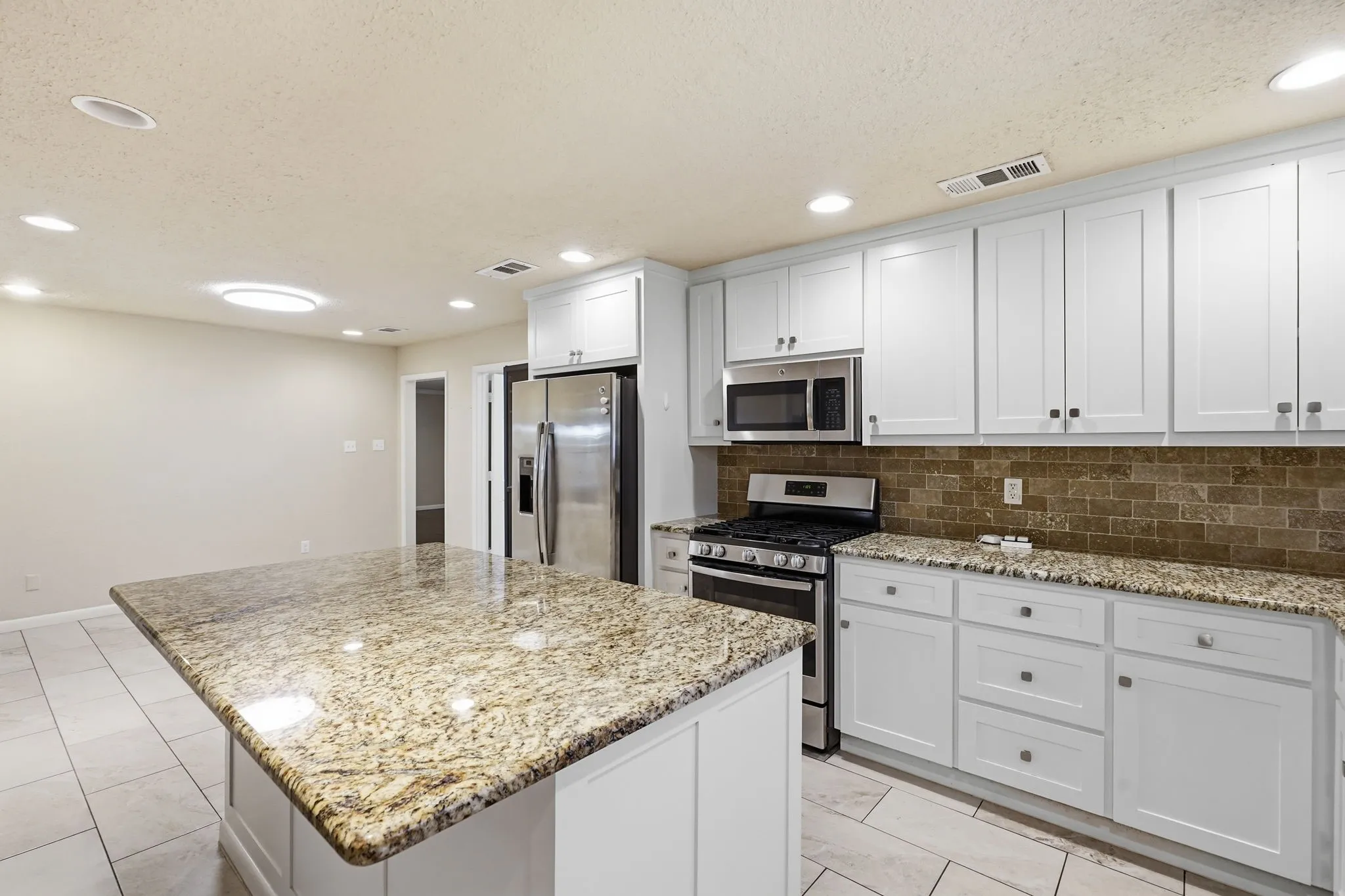 Single Family Residence For Sale in Tarrant County , 5708 Sunset Road, Westworth Village, Texas 76114, 3 Bedroom, 2 Bathroom, 1 Garage spaces, 2,048 Sqft, built in 1957, mls#21368136, Real Estate Agent in Westworth Village, Homes For Sale in Tarrant county, Homes For Sale in Westworth Village, Realtor in Westworth Village Texas, Real Estate Brokerage Independent Realty Texas, Luminita Cordes Realtor