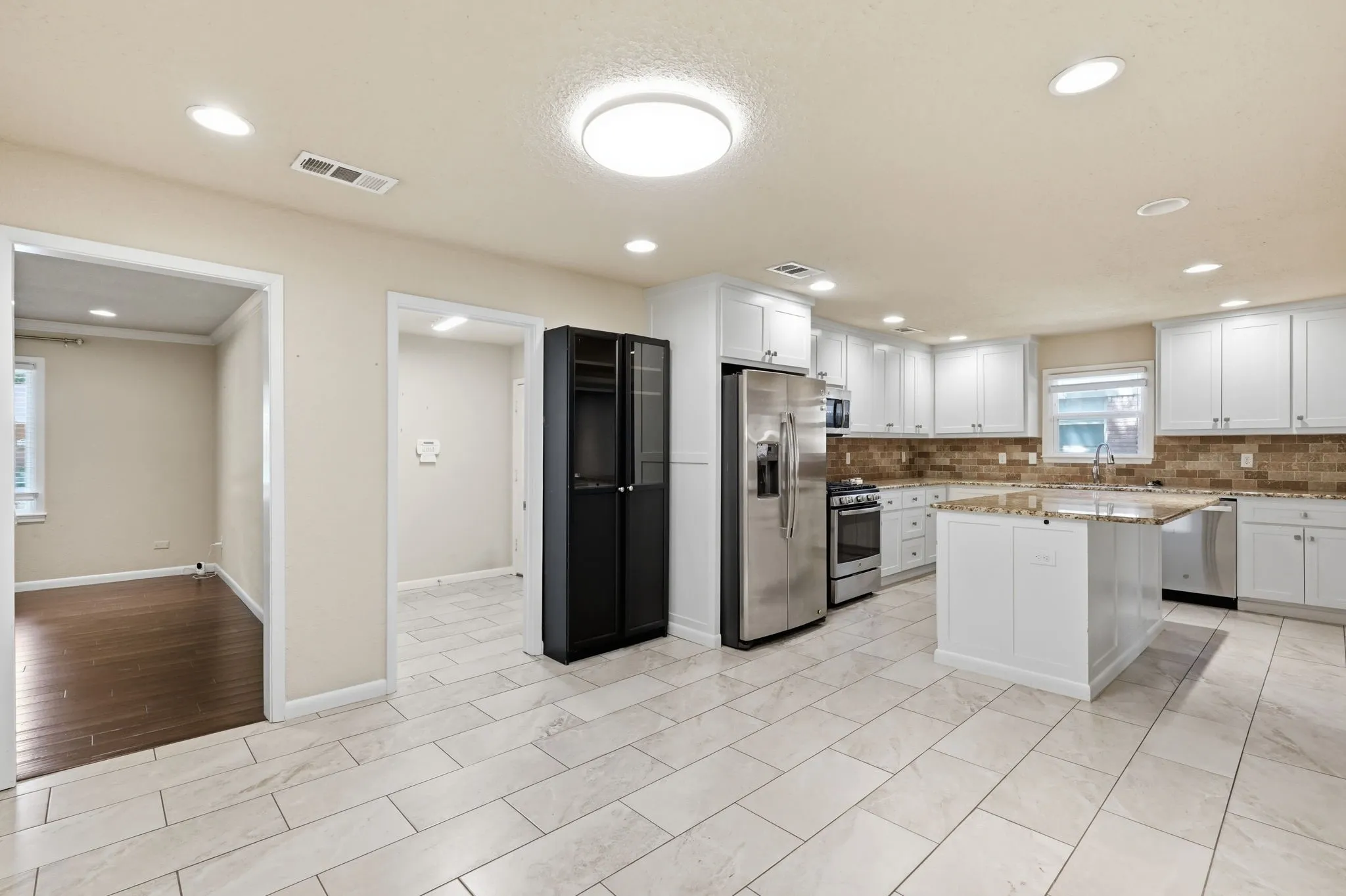 Single Family Residence For Sale in Tarrant County , 5708 Sunset Road, Westworth Village, Texas 76114, 3 Bedroom, 2 Bathroom, 1 Garage spaces, 2,048 Sqft, built in 1957, mls#21368136, Real Estate Agent in Westworth Village, Homes For Sale in Tarrant county, Homes For Sale in Westworth Village, Realtor in Westworth Village Texas, Real Estate Brokerage Independent Realty Texas, Luminita Cordes Realtor