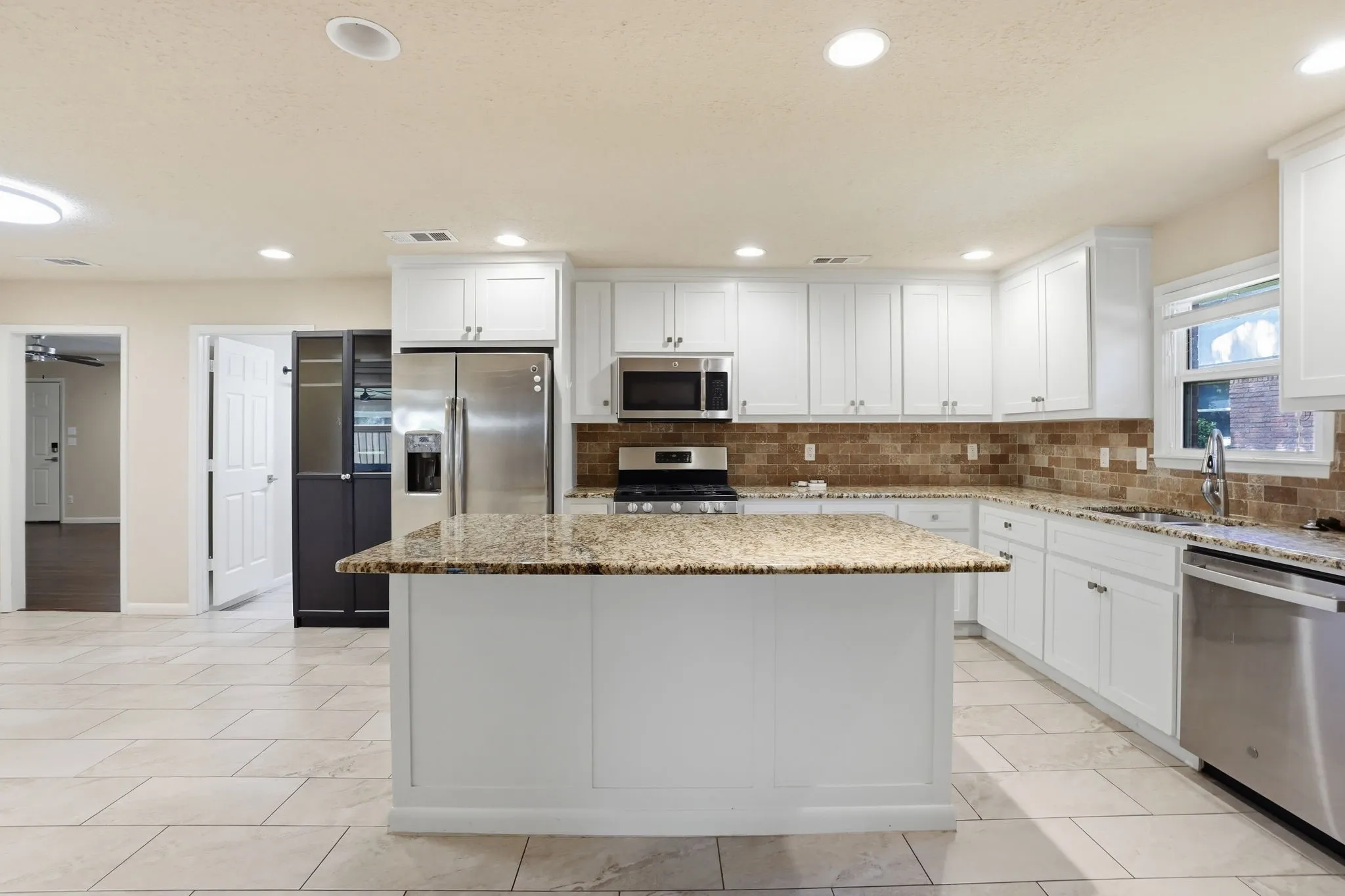 Single Family Residence For Sale in Tarrant County , 5708 Sunset Road, Westworth Village, Texas 76114, 3 Bedroom, 2 Bathroom, 1 Garage spaces, 2,048 Sqft, built in 1957, mls#21368136, Real Estate Agent in Westworth Village, Homes For Sale in Tarrant county, Homes For Sale in Westworth Village, Realtor in Westworth Village Texas, Real Estate Brokerage Independent Realty Texas, Luminita Cordes Realtor