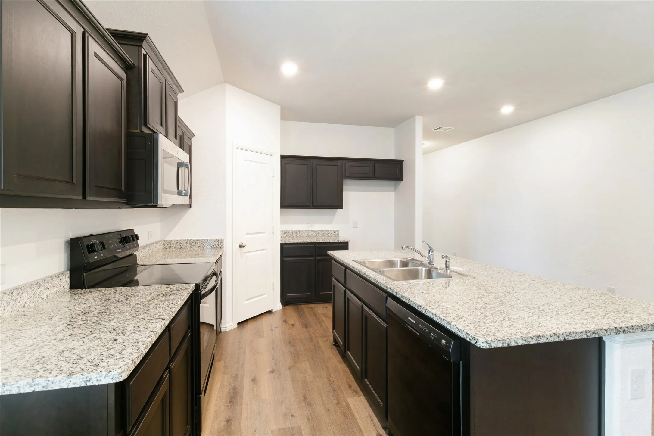 Single Family Residence For Sale in Tarrant County , 4716 Feltleaf Avenue, Fort Worth, Texas 76036, 3 Bedroom, 2 Bathroom, Garage spaces, 1,686 Sqft, built in 2019, mls#21368852, Real Estate Agent in Fort Worth, Homes For Sale in Tarrant county, Homes For Sale in Fort Worth, Realtor in Fort Worth Texas, Real Estate Brokerage Independent Realty Texas, Luminita Cordes Realtor