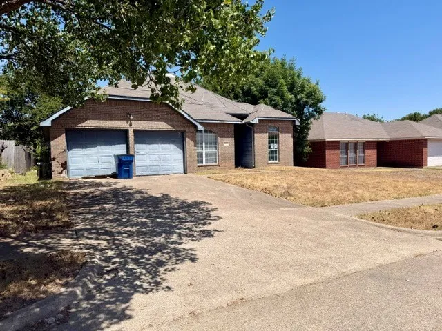 Single Family Residence For Sale in Ellis County , 111 Craddock, Glenn Heights, Texas 75154, 4 Bedroom, 2 Bathroom, 2 Garage spaces, 1,540 Sqft, built in 2000, mls#21369146, Real Estate Agent in Glenn Heights, Homes For Sale in Ellis county, Homes For Sale in Glenn Heights, Realtor in Glenn Heights Texas, Real Estate Brokerage Independent Realty Texas, Luminita Cordes Realtor