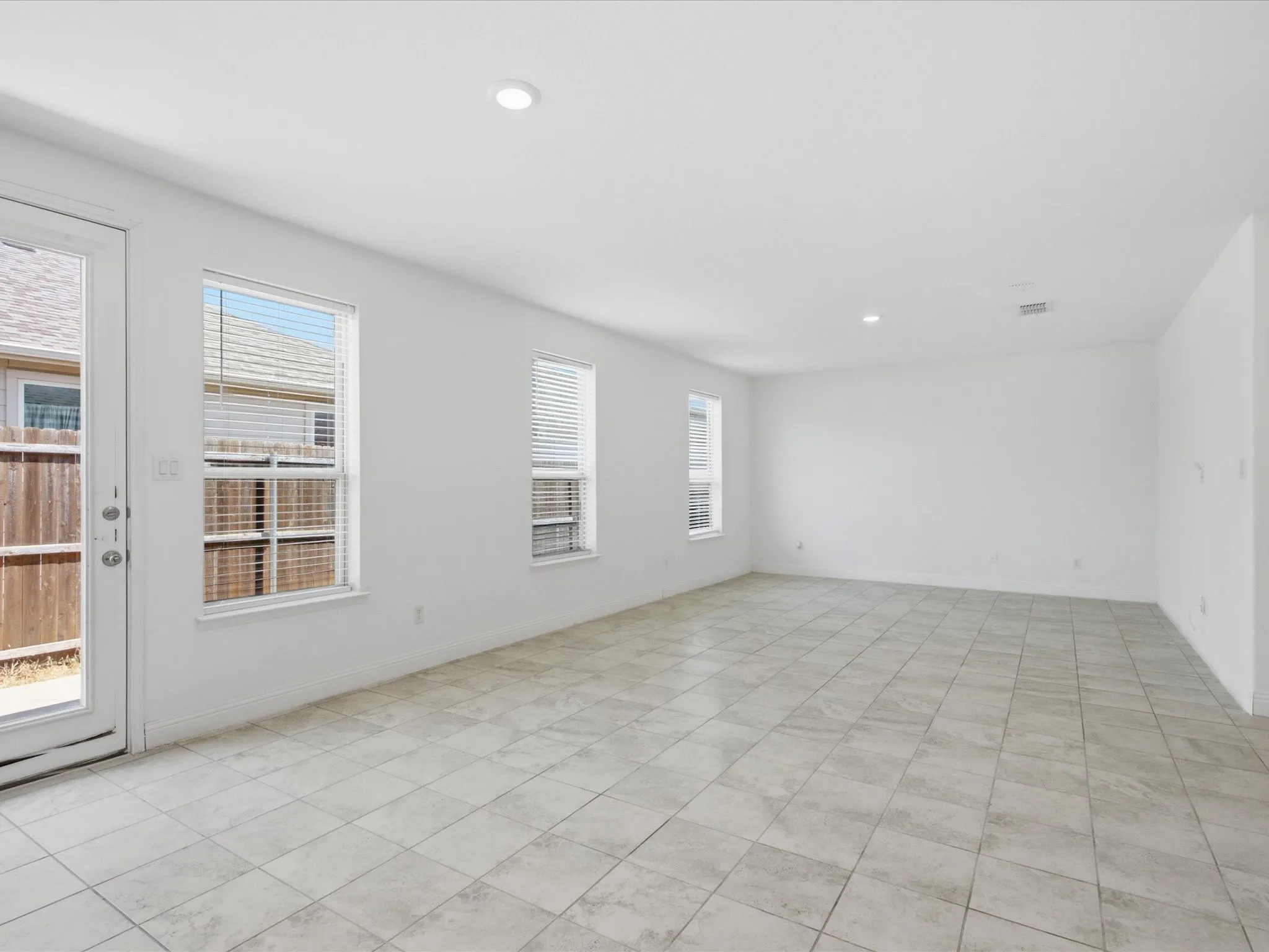Single Family Residence For Rent in Tarrant County , 10236 Fox Springs Drive, Fort Worth, Texas 76131, 4 Bedroom, 2 Bathroom, 2 Garage spaces, 1,840 Sqft, built in 2019, mls#21369153, Real Estate Agent in Fort Worth, Homes For Rent in Tarrant county, Homes For Rent in Fort Worth, Realtor in Fort Worth Texas, Real Estate Brokerage Independent Realty Texas, Luminita Cordes Realtor