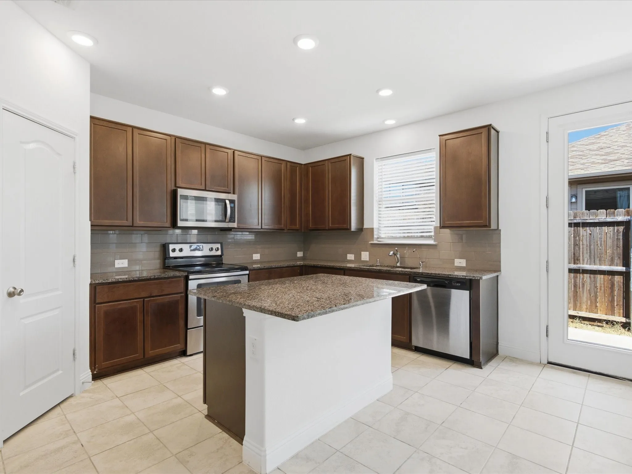 Single Family Residence For Rent in Tarrant County , 10236 Fox Springs Drive, Fort Worth, Texas 76131, 4 Bedroom, 2 Bathroom, 2 Garage spaces, 1,840 Sqft, built in 2019, mls#21369153, Real Estate Agent in Fort Worth, Homes For Rent in Tarrant county, Homes For Rent in Fort Worth, Realtor in Fort Worth Texas, Real Estate Brokerage Independent Realty Texas, Luminita Cordes Realtor