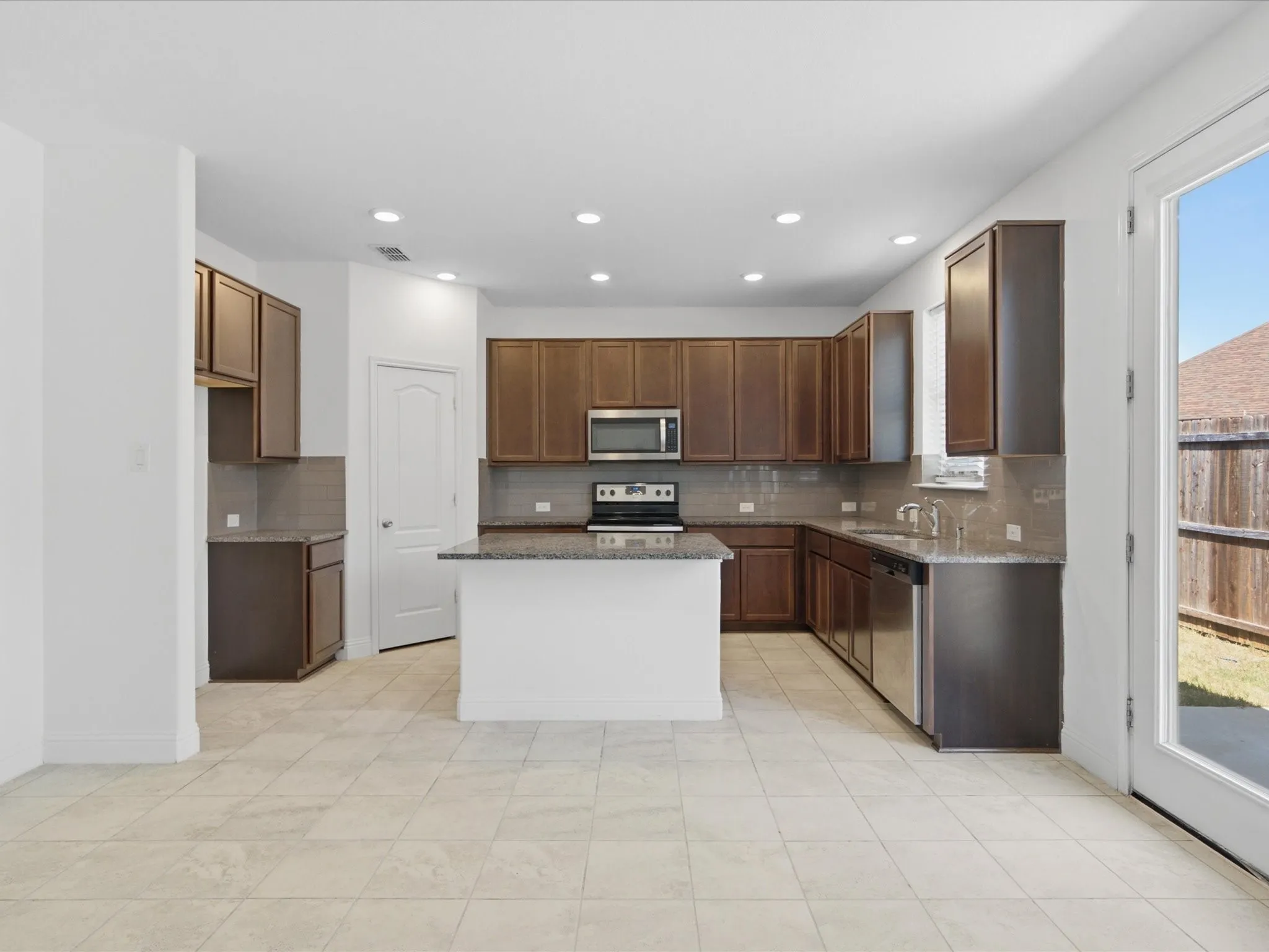 Single Family Residence For Rent in Tarrant County , 10236 Fox Springs Drive, Fort Worth, Texas 76131, 4 Bedroom, 2 Bathroom, 2 Garage spaces, 1,840 Sqft, built in 2019, mls#21369153, Real Estate Agent in Fort Worth, Homes For Rent in Tarrant county, Homes For Rent in Fort Worth, Realtor in Fort Worth Texas, Real Estate Brokerage Independent Realty Texas, Luminita Cordes Realtor