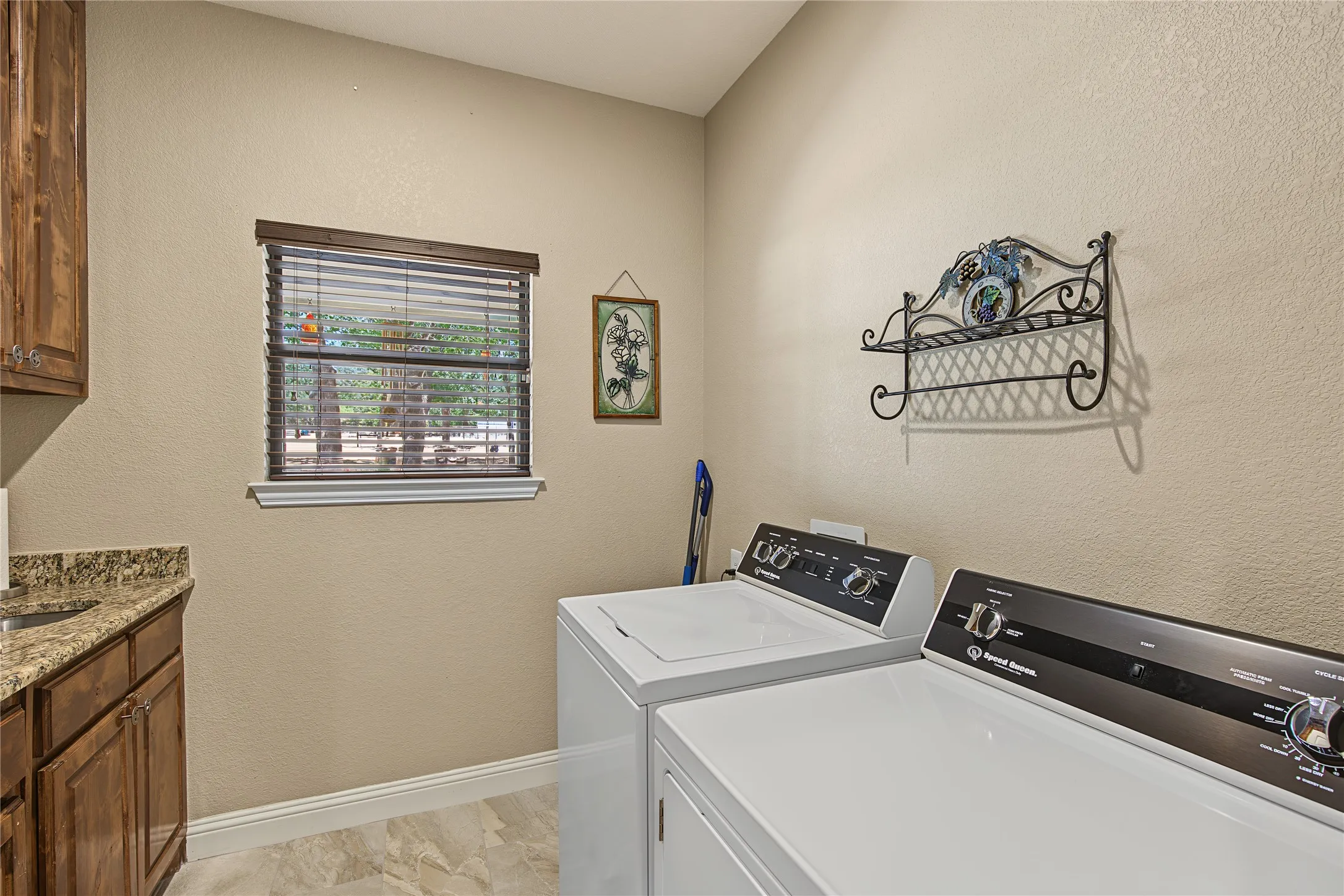 Single Family Residence For Sale in Wise County , 448 County Road 3690, Boyd, Texas 76023, 4 Bedroom, 3 Bathroom, 4 Garage spaces, 2,519 Sqft, built in 2017, mls#21367772, Real Estate Agent in Boyd, Homes For Sale in Wise county, Homes For Sale in Boyd, Realtor in Boyd Texas, Real Estate Brokerage Independent Realty Texas, Luminita Cordes Realtor