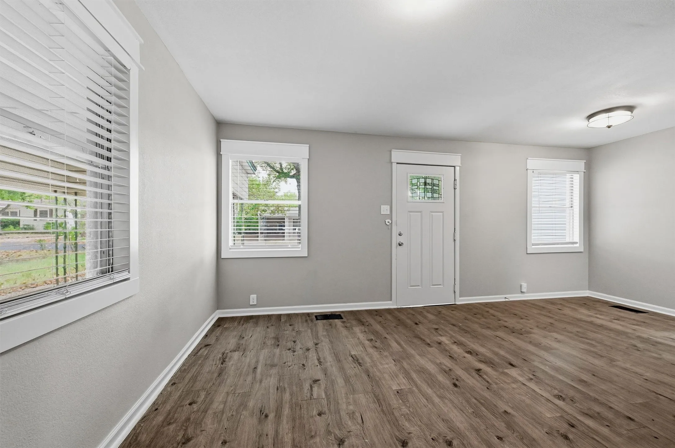 Single Family Residence For Rent in Grayson County , 920 S Lee Avenue, Sherman, Texas 75090, 3 Bedroom, 2 Bathroom, Garage spaces, 1,328 Sqft, built in 1949, mls#21369034, Real Estate Agent in Sherman, Homes For Rent in Grayson county, Homes For Rent in Sherman, Realtor in Sherman Texas, Real Estate Brokerage Independent Realty Texas, Luminita Cordes Realtor