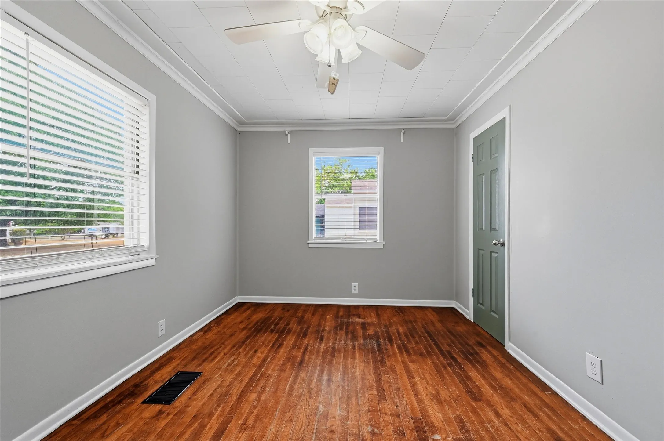 Single Family Residence For Rent in Grayson County , 920 S Lee Avenue, Sherman, Texas 75090, 3 Bedroom, 2 Bathroom, Garage spaces, 1,328 Sqft, built in 1949, mls#21369034, Real Estate Agent in Sherman, Homes For Rent in Grayson county, Homes For Rent in Sherman, Realtor in Sherman Texas, Real Estate Brokerage Independent Realty Texas, Luminita Cordes Realtor